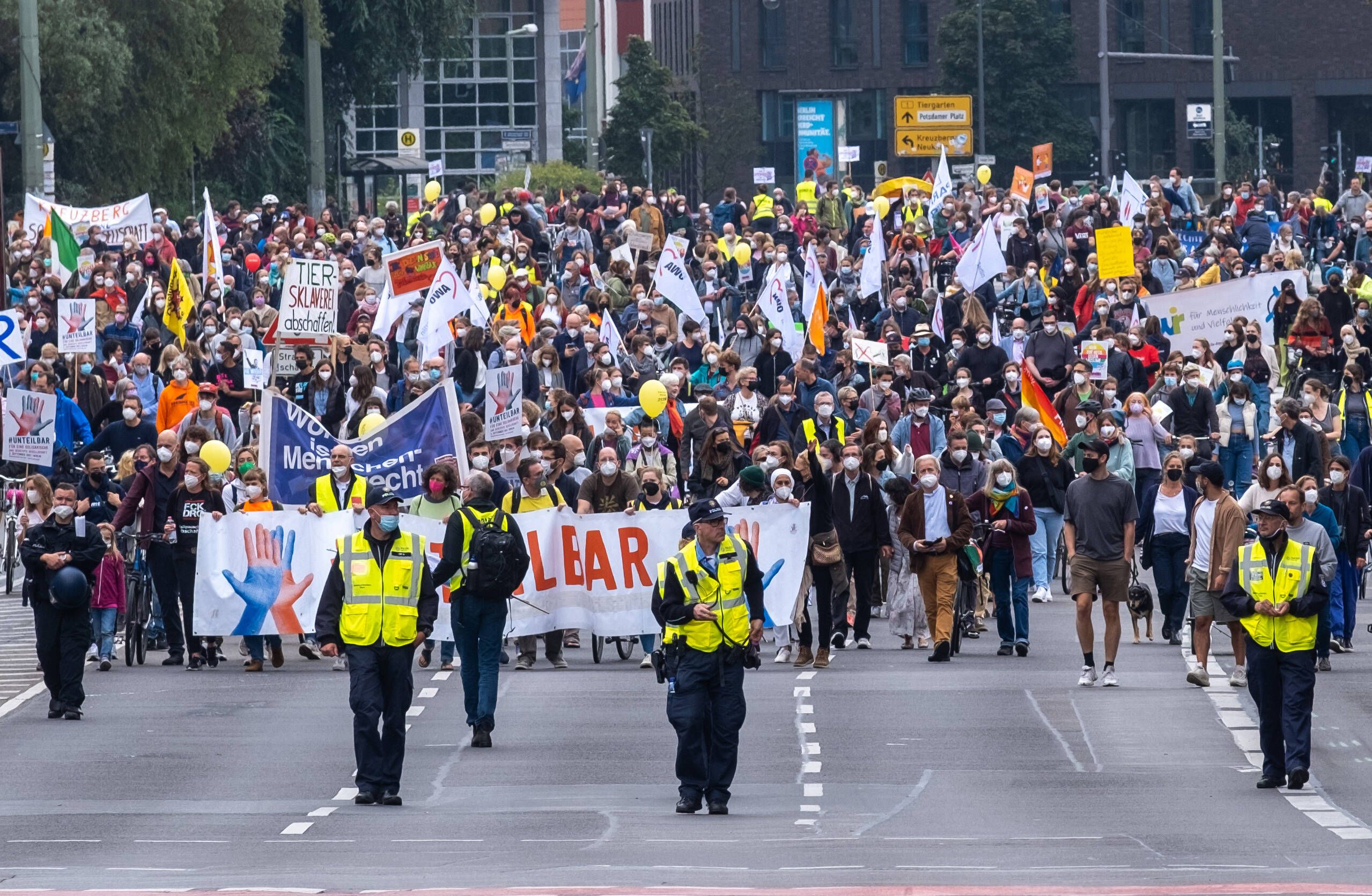 #Unteilbar-Demo In Berlin: Tausende Ziehen Friedlich Durch Mitte