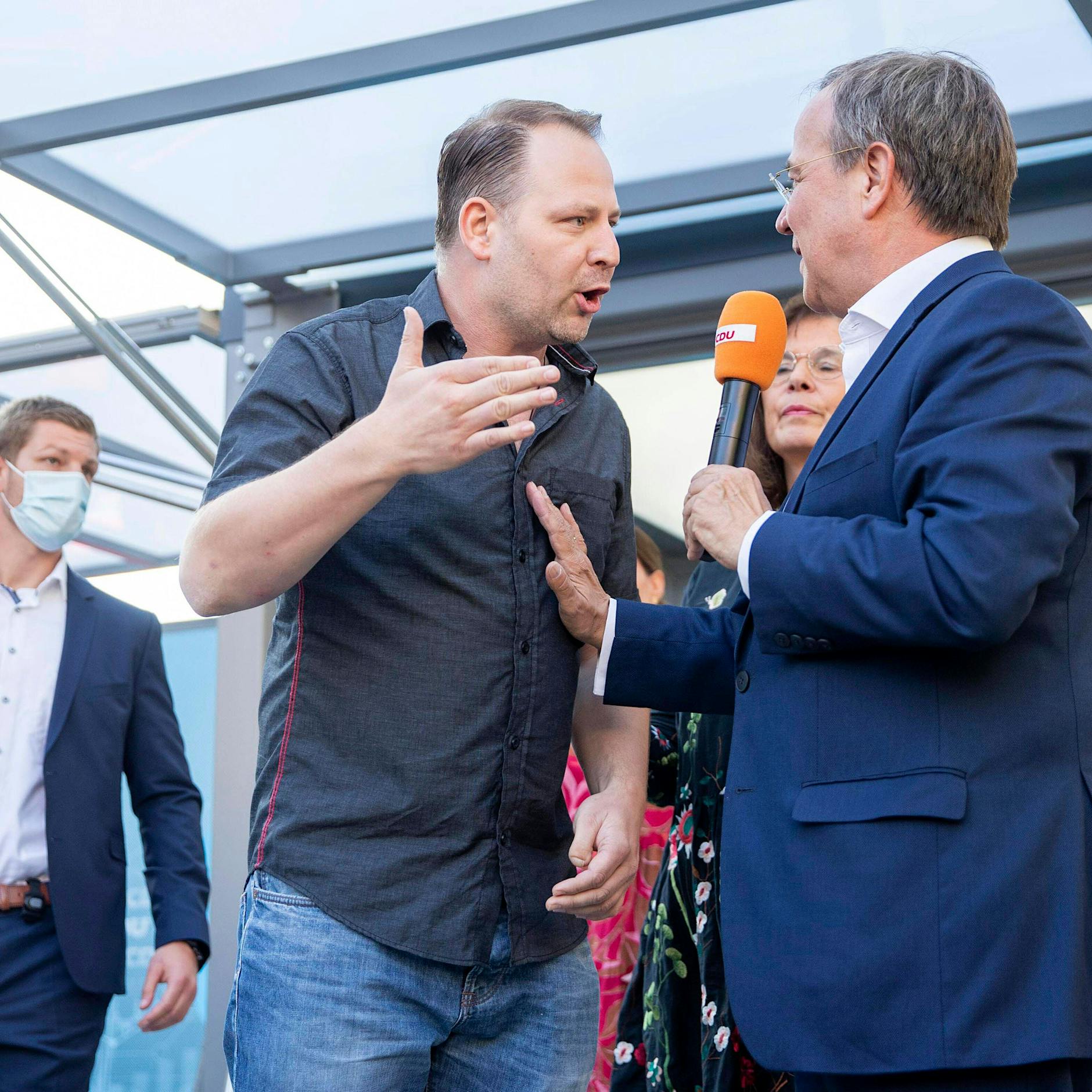 Mit Video! Querdenker stürmt auf die Bühne: SO reagiert Unions-Kanzlerkandidat Armin Laschet!