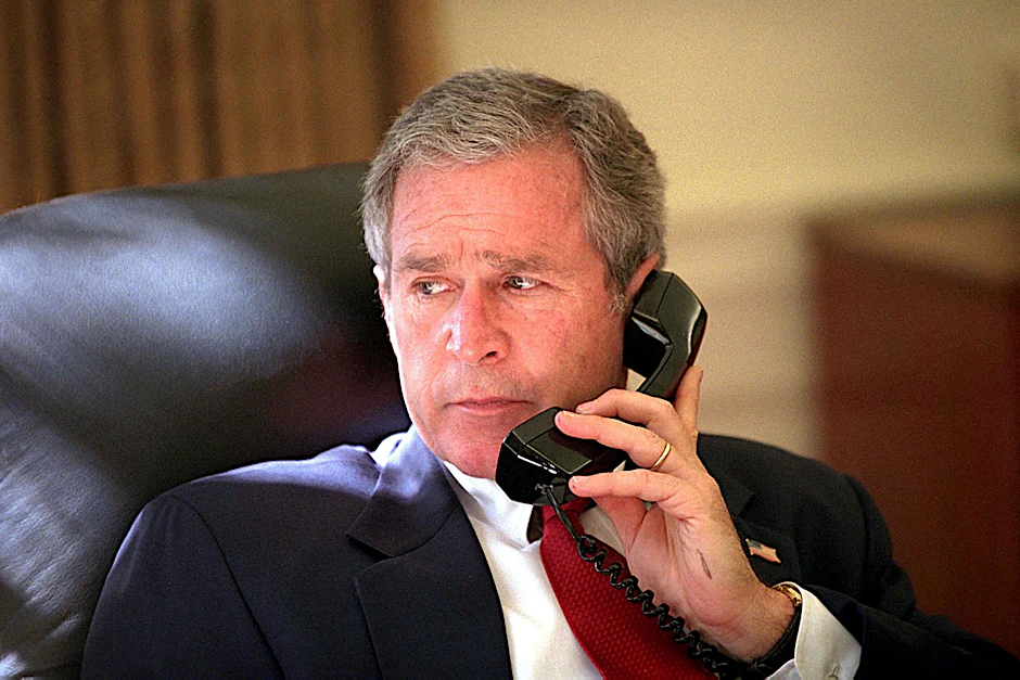 Der damalige US-Präsident George W. Bush spricht mit dem kanadischen Premierminister kurz bevor er den Angriff gegen die Taliban befiehlt.