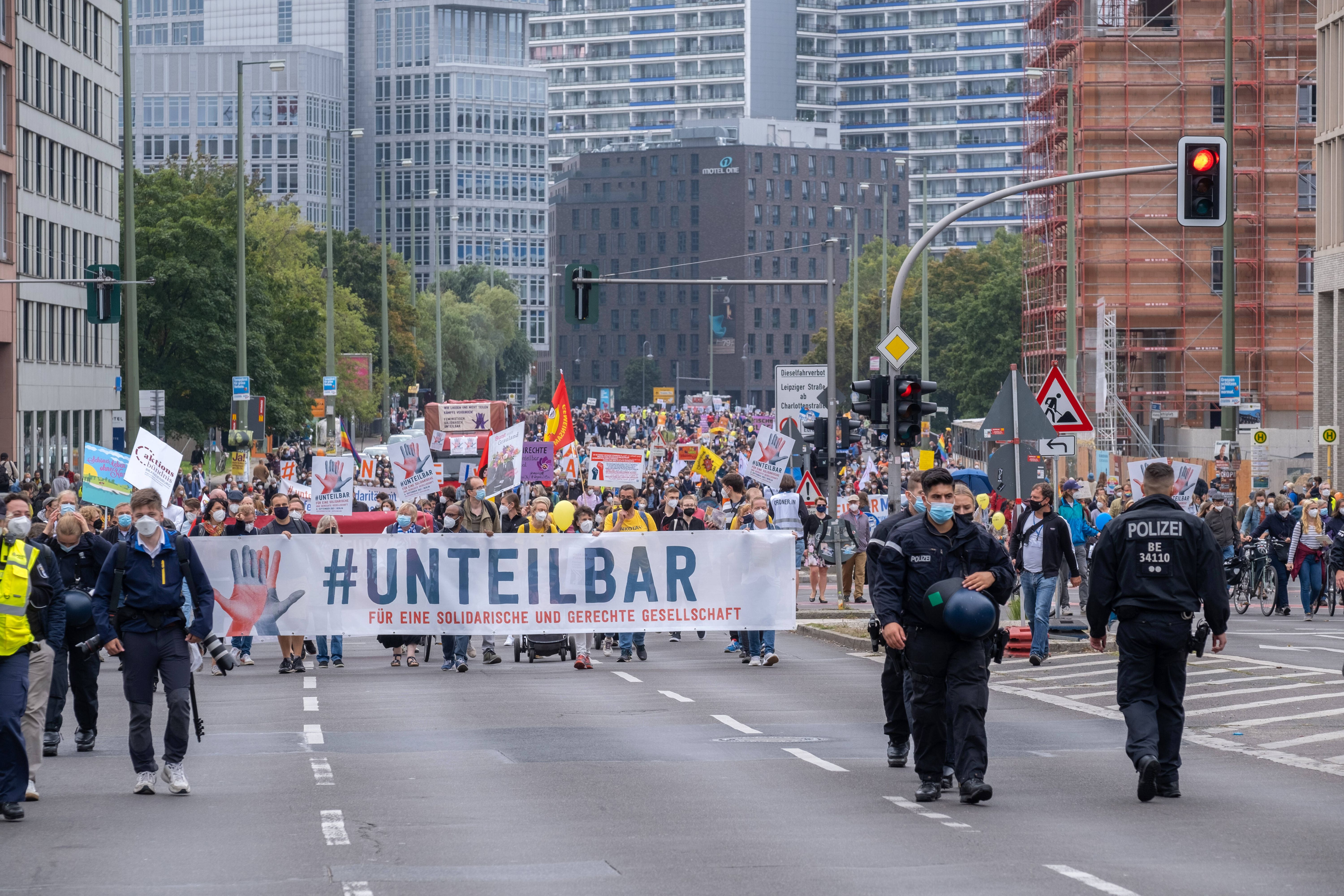 Update! Großdemo In Berlin: Tausende Ziehen Durch Die Berliner City!