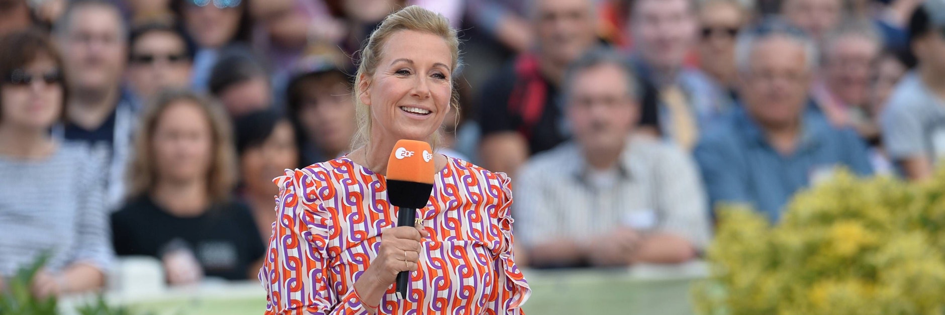 Andrea Kiewel moderiert den ZDF-Fernsehgarten diesmal deutlich früher.