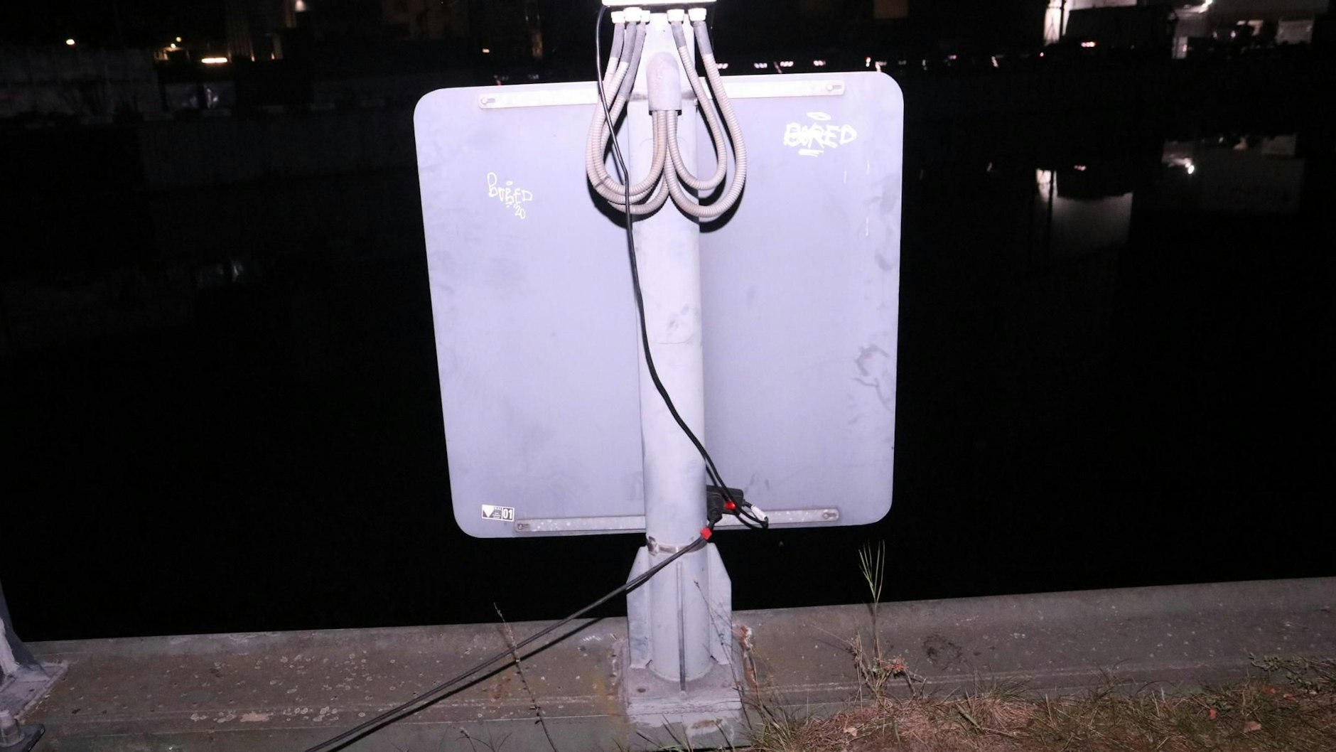 Mit einer einfachen Verteilersteckdose wurde der Strom aus dem Signalmast geholt