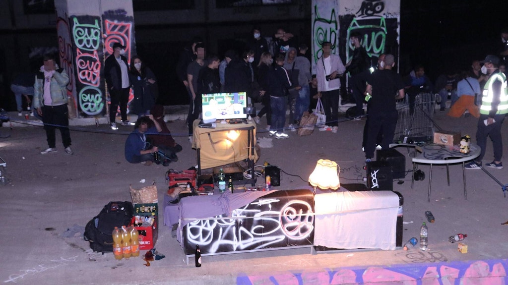 Illegaler Rave in Neukölln Der DJ zapfte die Stromanlage eines Signalmasts für die Schifffahrt an!