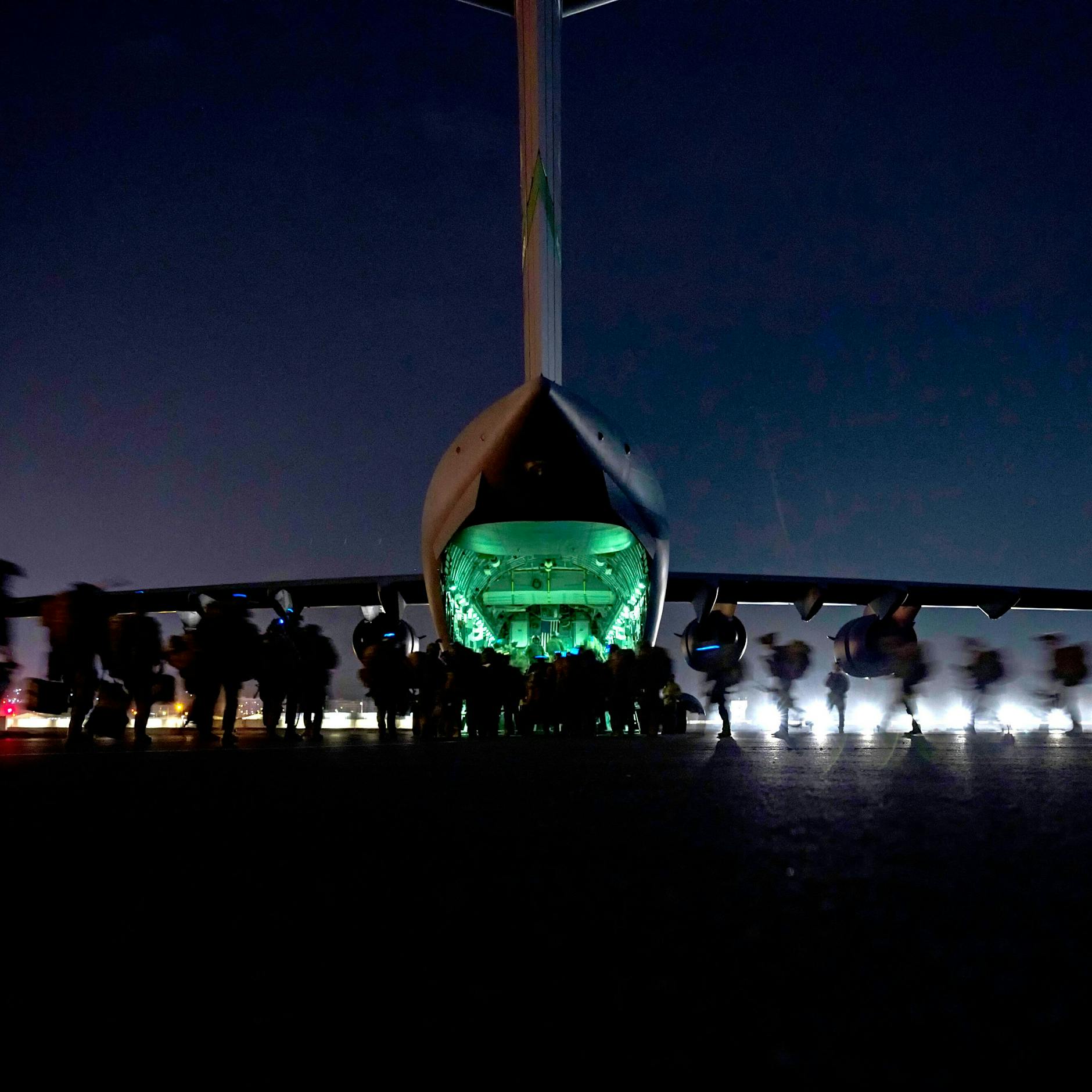 Mit der Luftbrücke kamen auch Verbrecher aus Afghanistan nach Deutschland – zwei wanderten direkt in den Knast!