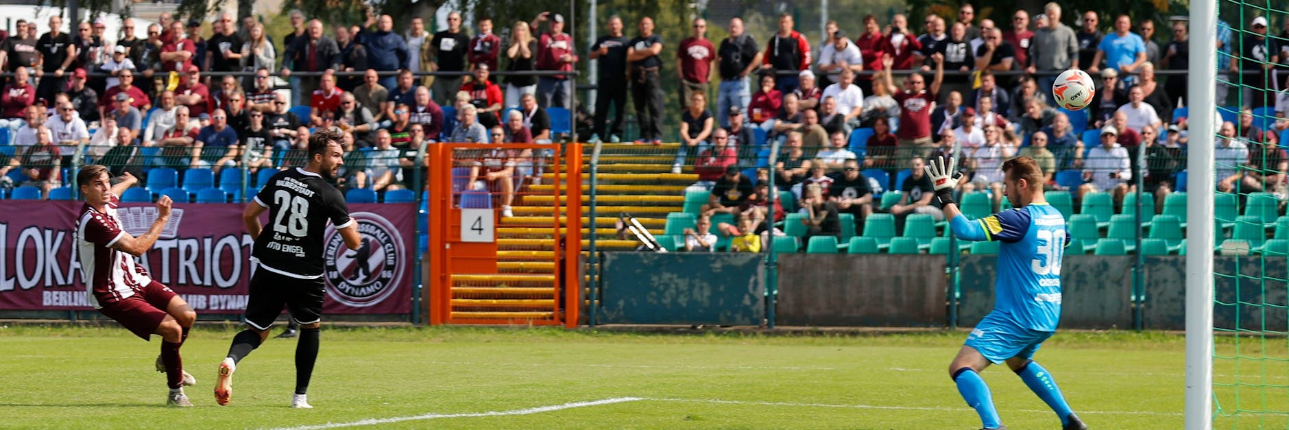 Das erlösende 2:0 für den BFC. Andor Bolyki (l.) bezwingt Halberstadts Keeper Lukas Cichos. 