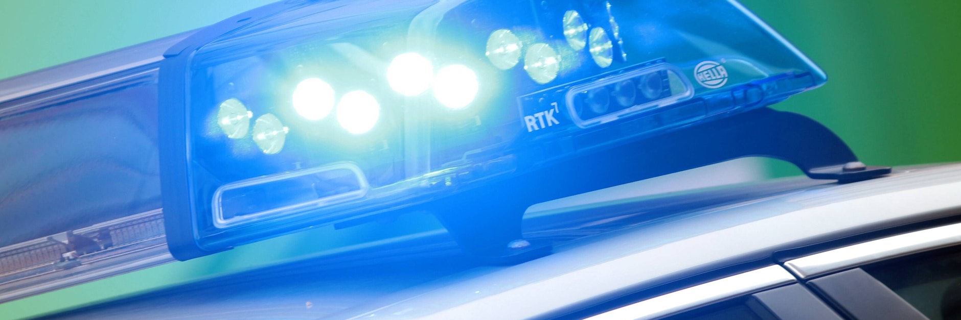 Einsatzwagen der Polizei mit eingeschaltetem Blaulicht.