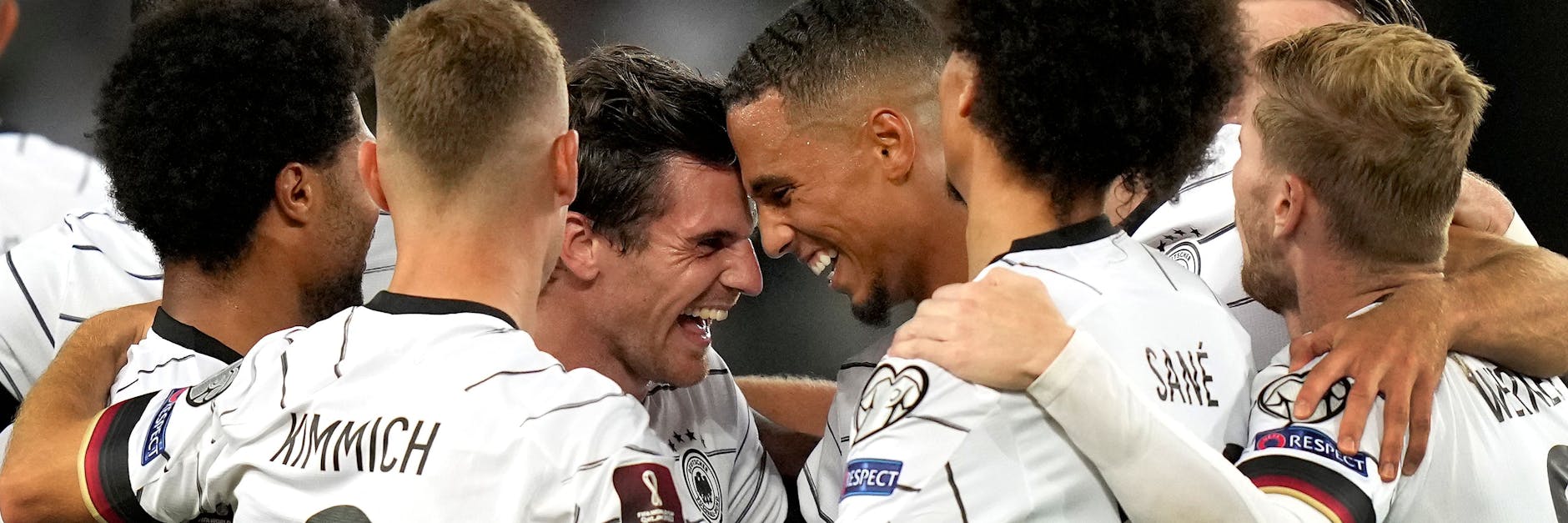 Jonas Hofmann ((M.) und seine DFB-Kollegen haben in Stuttgart gegen Armenien viel Grund zur Freude.