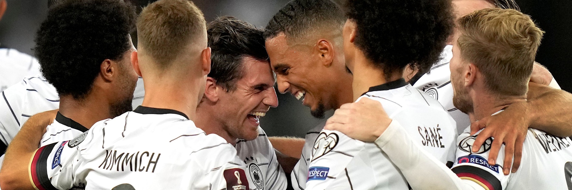 Jonas Hofmann ((M.) und seine DFB-Kollegen haben in Stuttgart gegen Armenien viel Grund zur Freude.