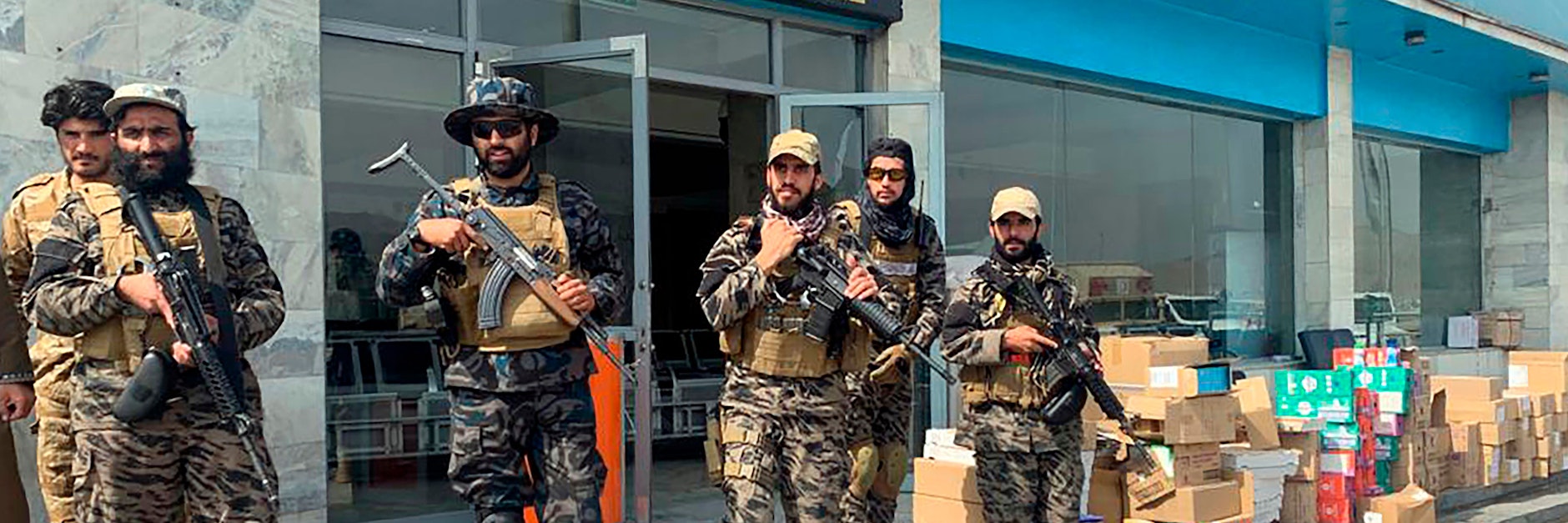 Taliban-Kämpfer bewachen den internationalen Flughafen in Kabul.