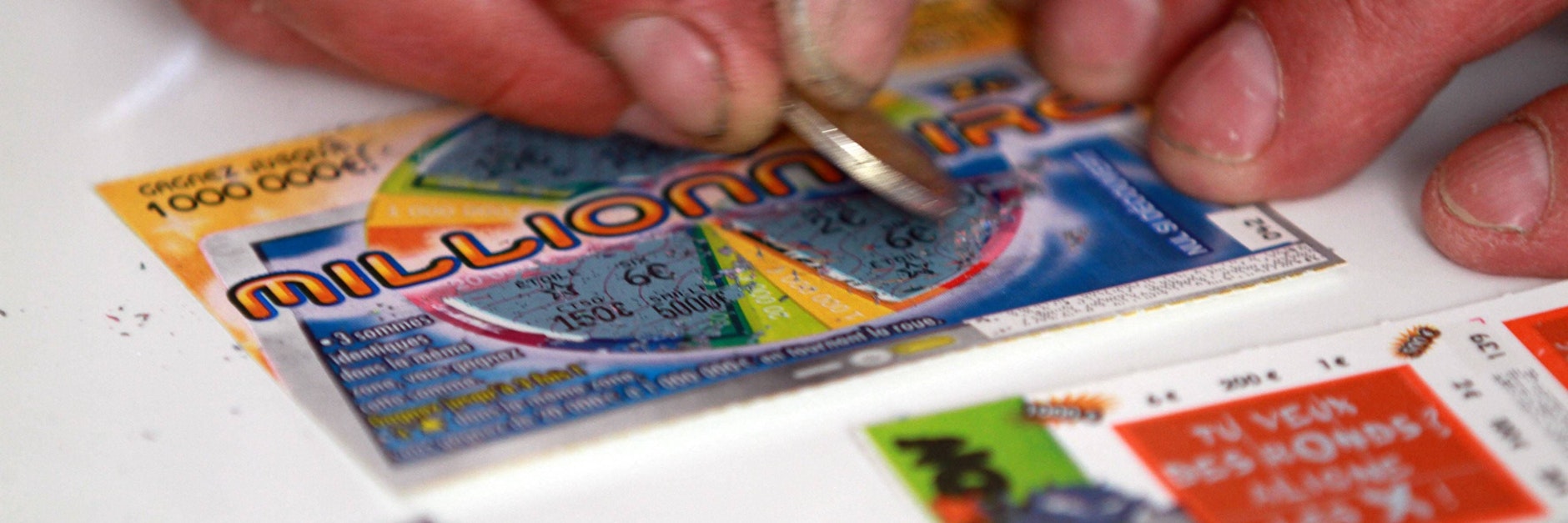 Ein Rubbellos wird aufgerubbelt.