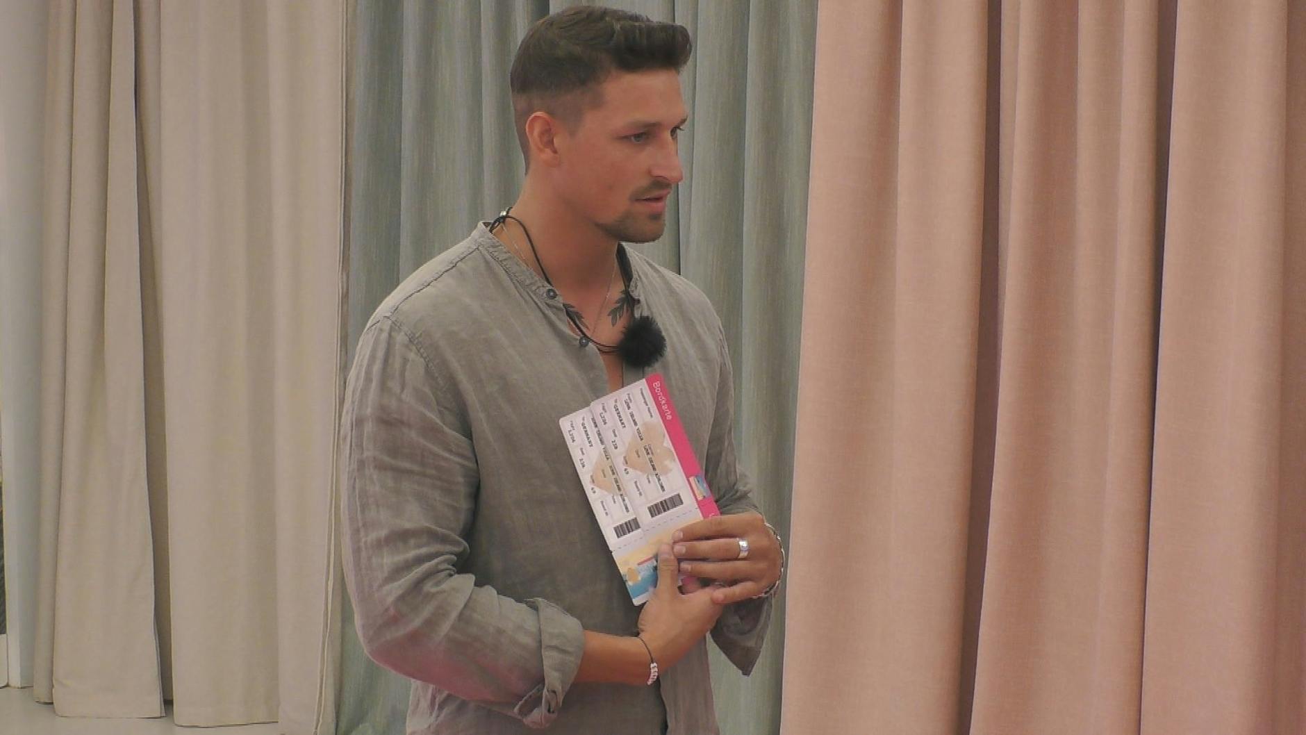 Jannik präsentiert die Rückflug-Tickets von „Love Island“ nach Germany
