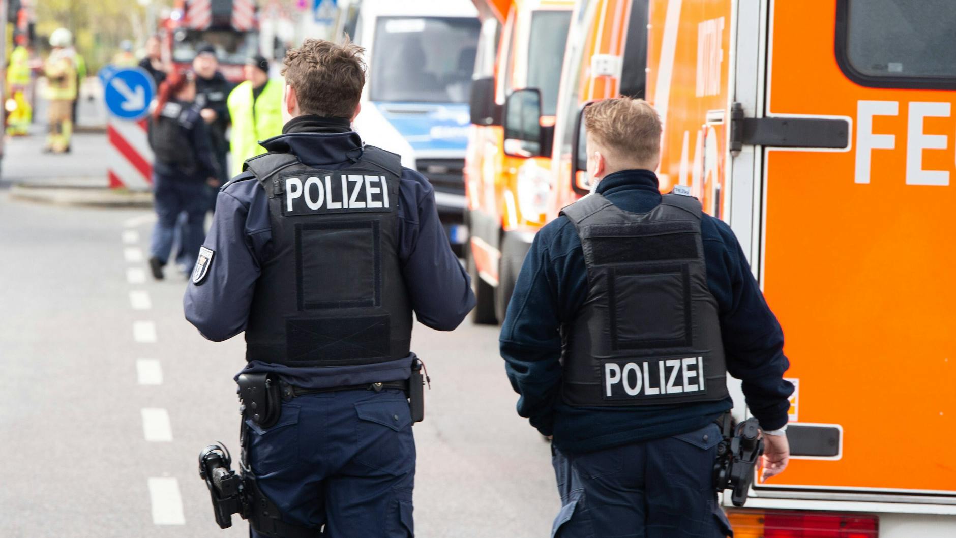 Beamte der Polizei Berlin im Einsatz. Ob sich in Wilmersdorf tatsächlich ein islamistisches Attentat ereignet hat, prüfen die Ermittler gerade. Der Afghane sitzt seit Sonntagabend in Untersuchungshaft (Symbolbild).