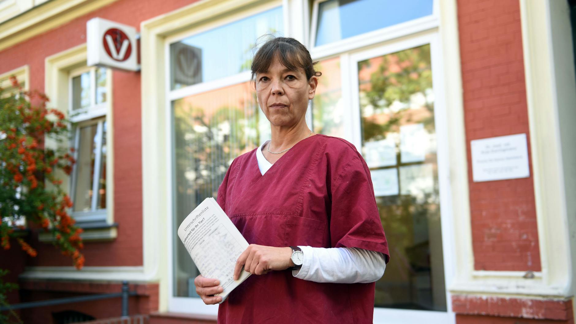 Auch Tierärztin Dr. Anja Ewringmann sammelt Unterschriften gegen die neue EU-Verordnung.