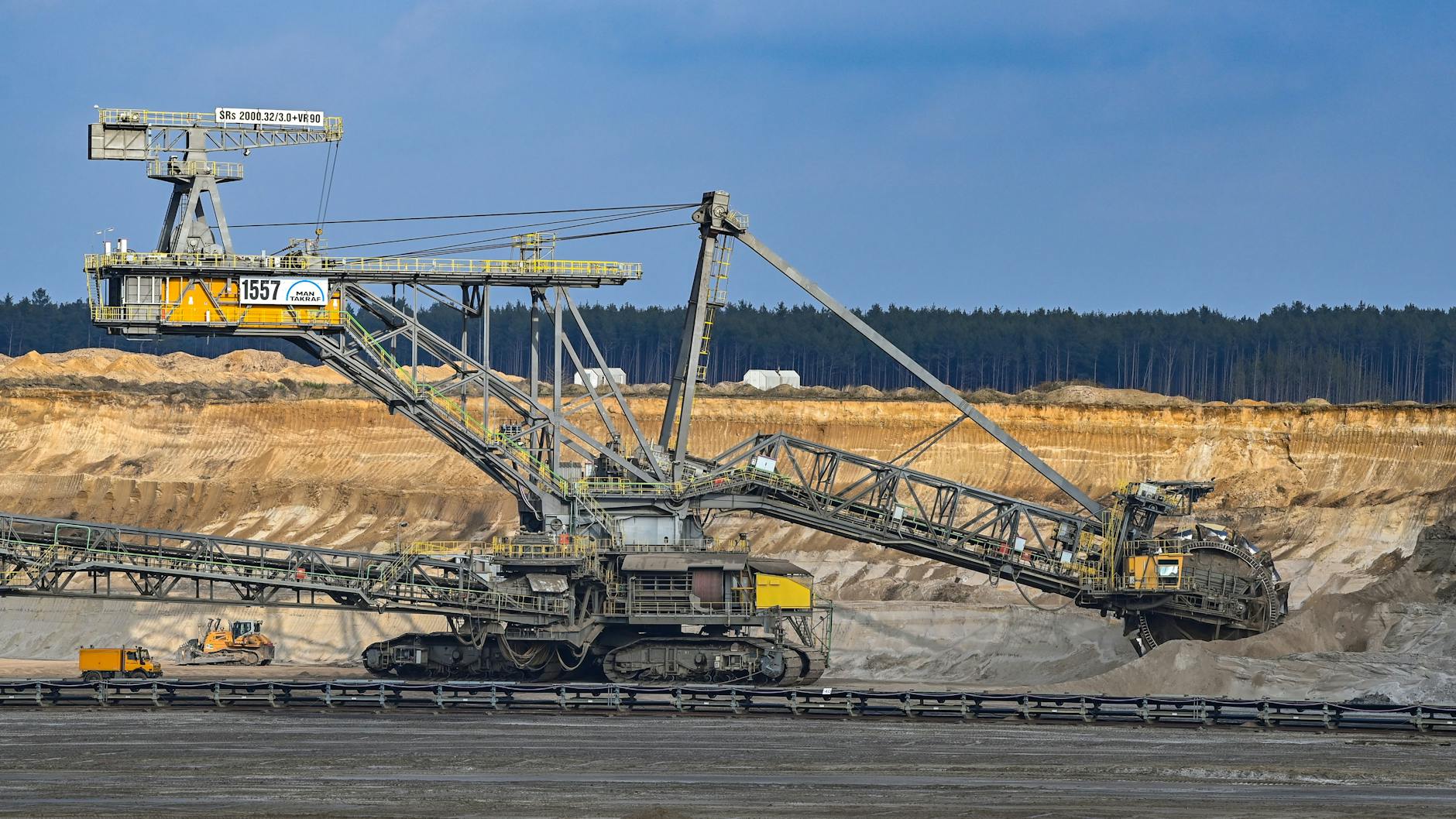 Ein Schaufelradbagger trägt Erde im Braunkohletagebau Jänschwalde der Lausitz Energie Bergbau AG (LEAG) ab.