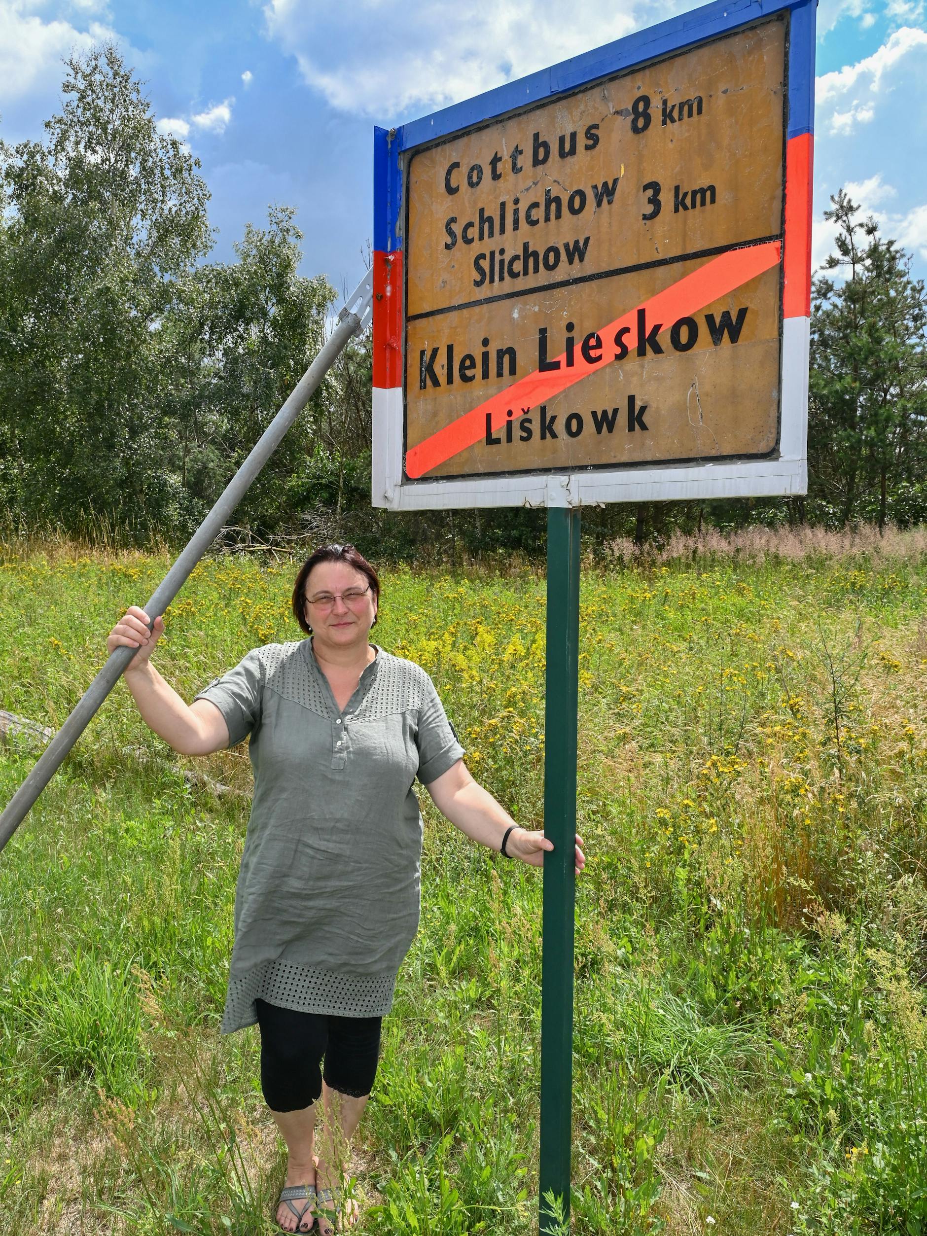 Kathrin Schwella, ehemalige Bewohnerin von Klein Lieskow, steht an der Gedenkstätte für den Ort Klein Lieskow am Rand eines ehemaligen Braunkohletagebaus und zukünftigen Cottbuser Ostsee.