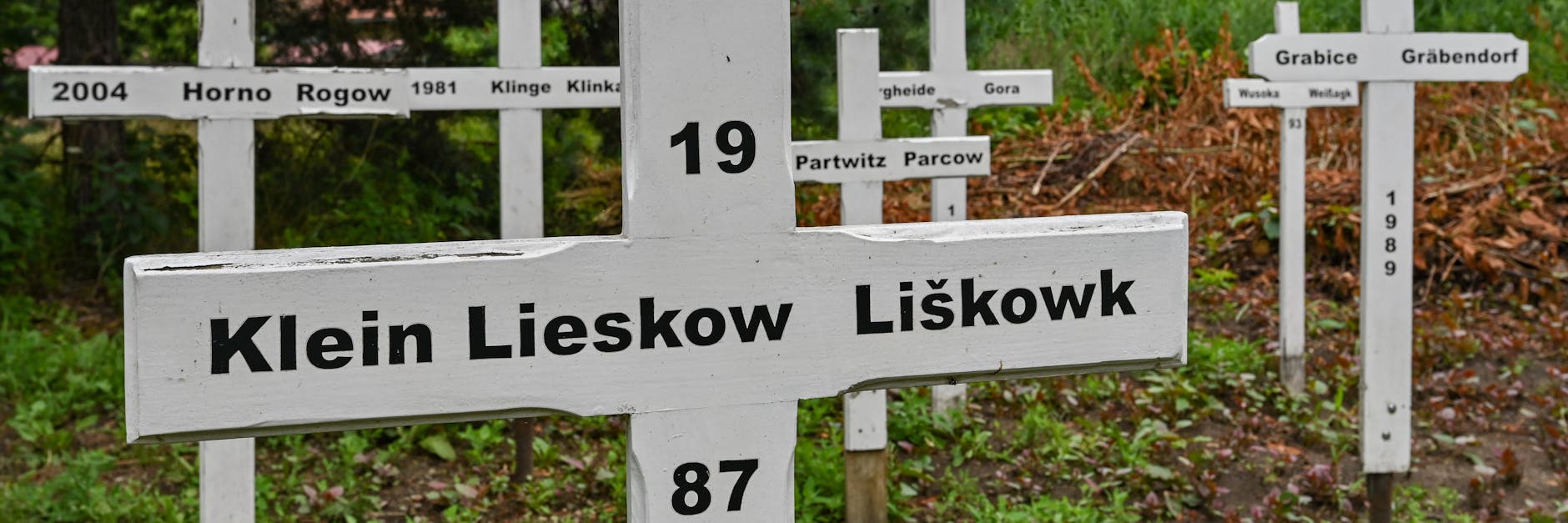 Kreuze erinnern nahe dem ehemaligen Braunkohletagebau Cottbus-Nord und zukünftigen Cottbuser Ostsee, an Orte, die der Braunkohle zum Opfer fielen. 1986 wurde hier in der Nähe der Ort Klein Lieskow wegen der Förderung von Braunkohle abgerissen. Klein Lieskow war der 101. Ort, den der Kohlebagger verschlang.
