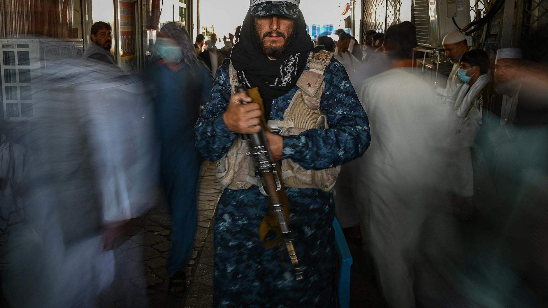 Ein Taliban-Kämpfer in einer Einkaufstraße in Kabul. 