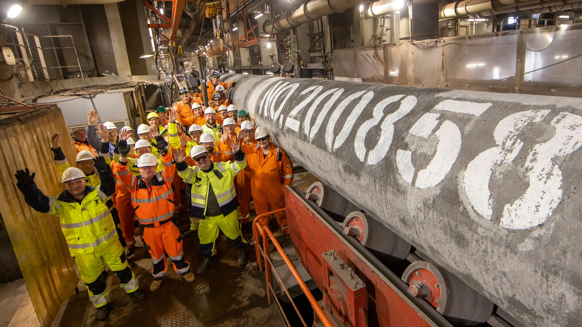 Spezialisten auf dem Verlegeschiff Fortuna haben das letzte Rohr der beiden Stränge der Nord Stream 2-Pipeline verschweißt. Das Rohr mit der Nummer 200.858 wurde anschließend in deutschen Gewässern auf den Meeresgrund abgelassen.