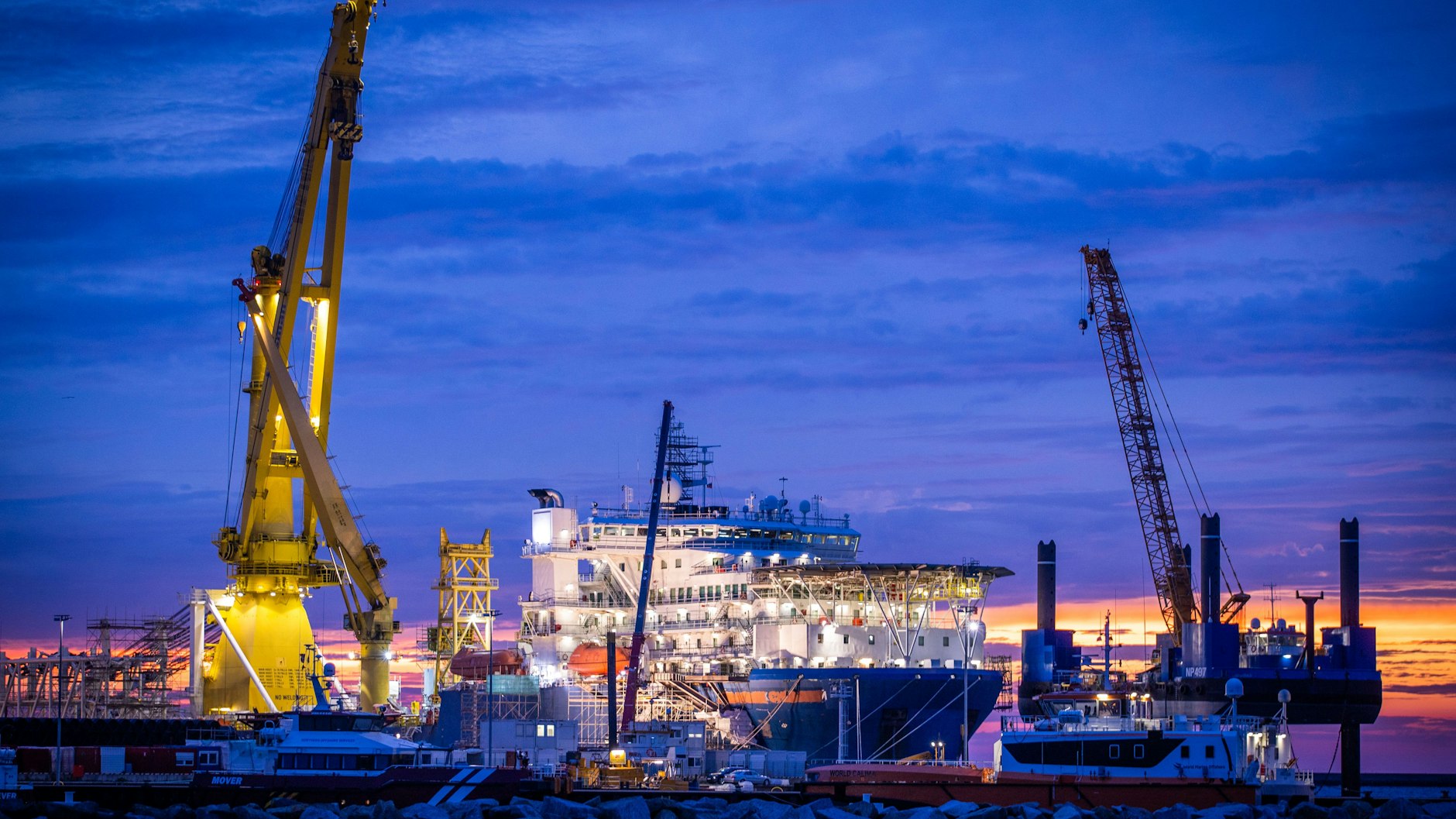 Das russische Verlegeschiff Akademik Tscherski liegt vor Sonnenaufgang im Hafen von Mukran auf der Insel Rügen. Das Spezialschiff wurde hier für seinen Einsatz zum Weiterbau der Ostsee-Pipeline Nord Stream 2 vorbereitet.&nbsp;