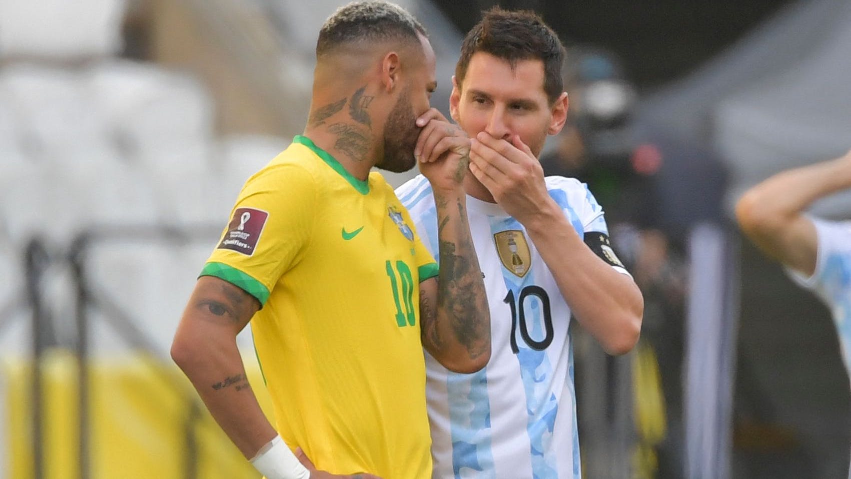 Wer mauschelt hier wo und warum? Der Brasilianer Neymar (l.) and Argentiniens Kapitän Lionel Messi haben Flüsterbedarf.