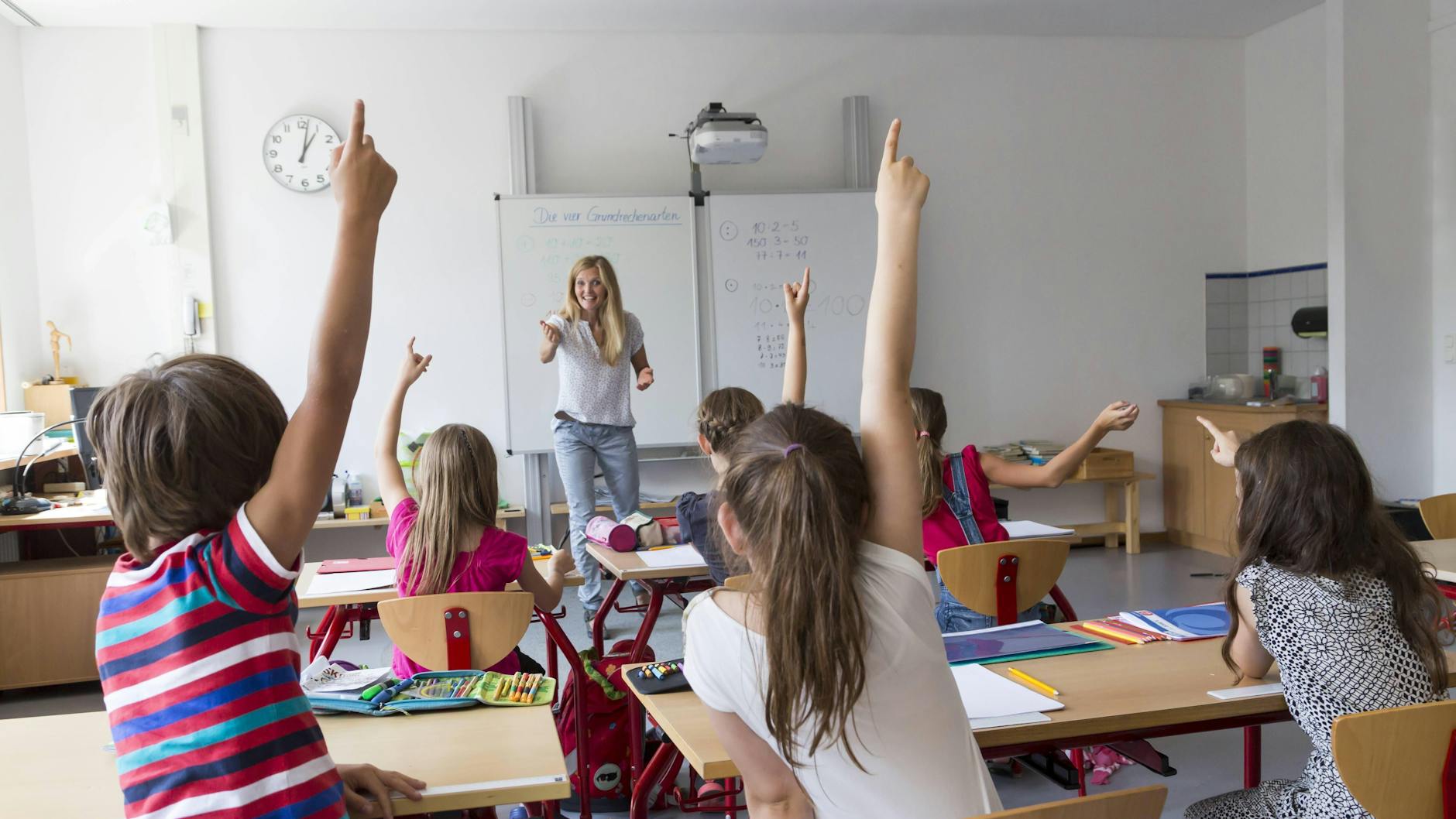 Kinder, die als enge Kontaktpersonen in Quarantäne geschickt werden und keine Symptome haben, sollen diese demnach frühestens nach fünf Tagen mit einem negativen Test beenden können. 