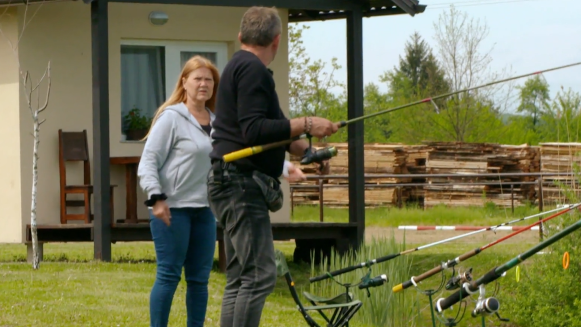 „Bauer sucht Frau International“-Kandidat Ivica zofft sich beim Angeln mit Nevenka.