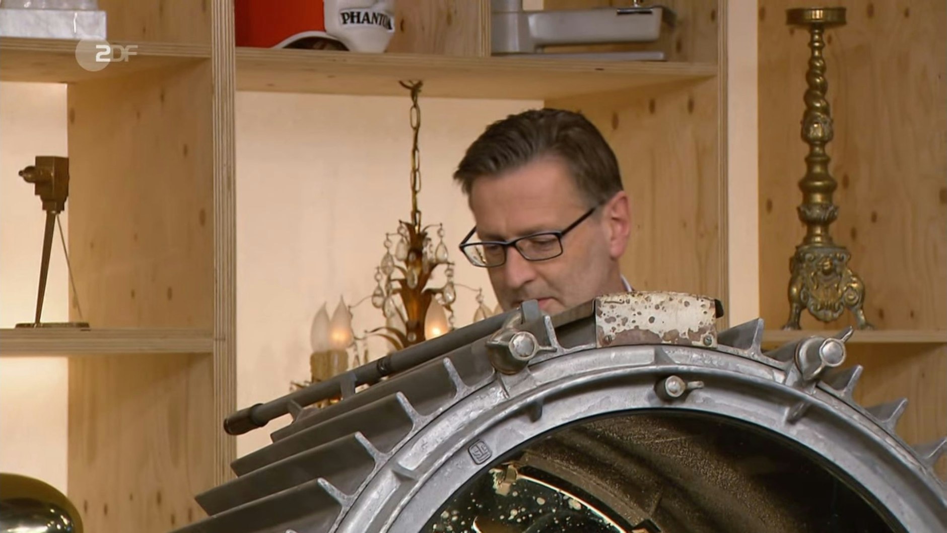 Wie groß der Scheinwerfer ist, erkennt man, wenn ein Mensch dahinter kaum hervorgucken kann.