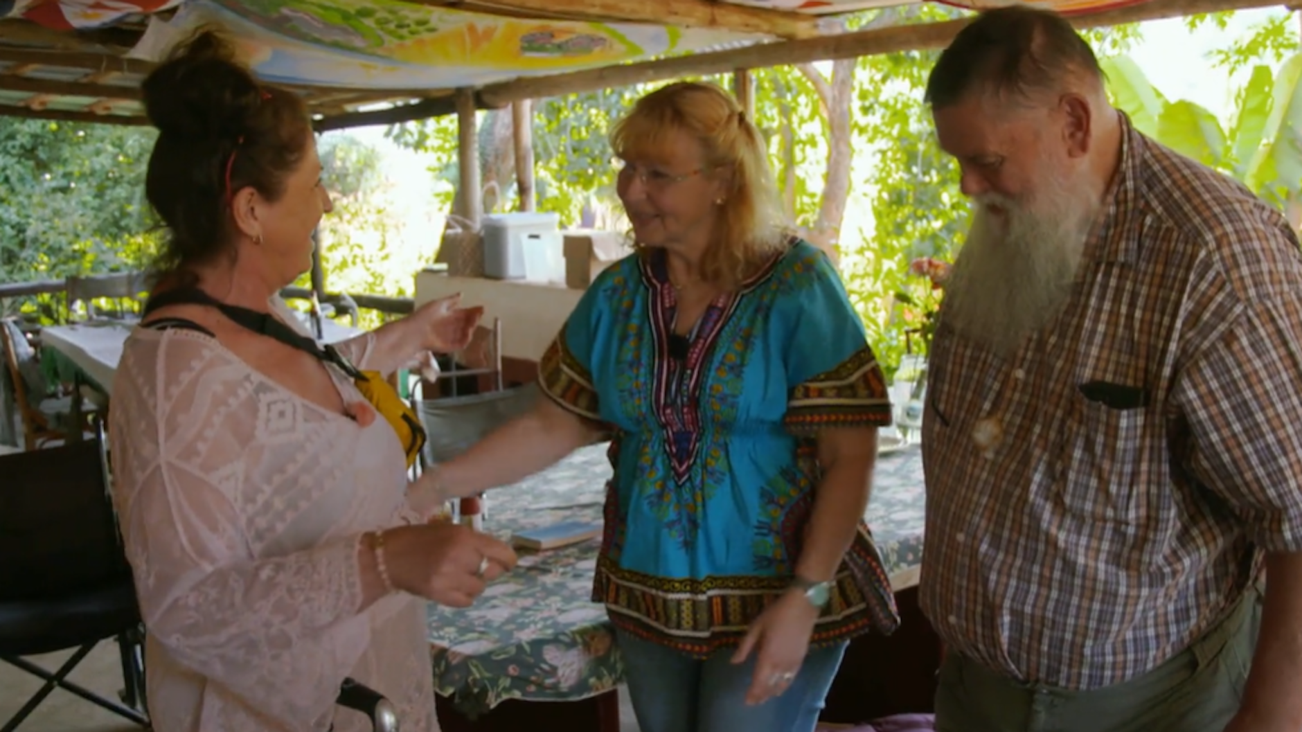 Conny verabschiedet sich von „Bauer sucht Frau International“-Kandidat Werner und Konkurrentin Karin.