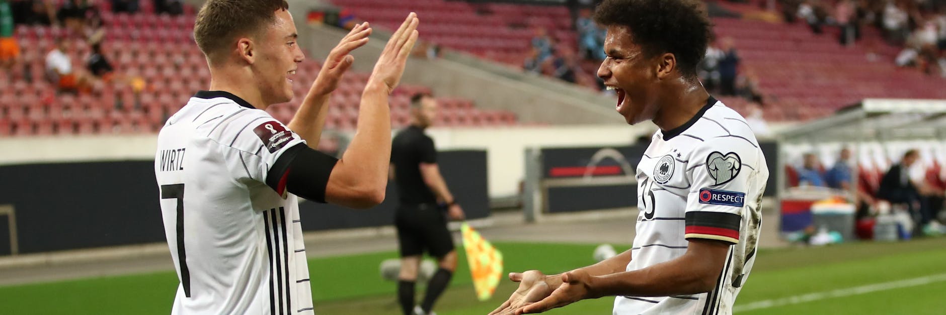 Völlig frei und unbeschwert feiern Florian Wirtz und Karim Adeyemi (r.) ihr Kunststück zum 6:0 gegen Armenien.