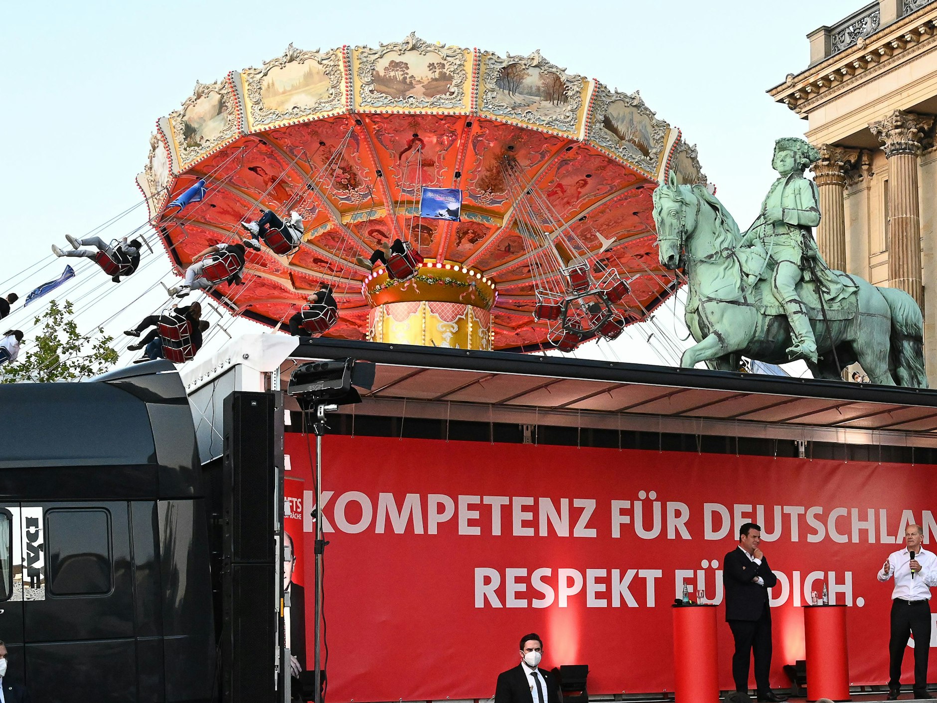 Viel los auf dem Rummelplatz der Demokratie: Die SPD im Wahlkampf&nbsp; duzt alle an.