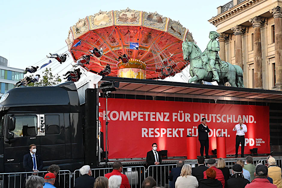 Viel los auf dem Rummelplatz der Demokratie: Die SPD im Wahlkampf&nbsp; duzt alle an.