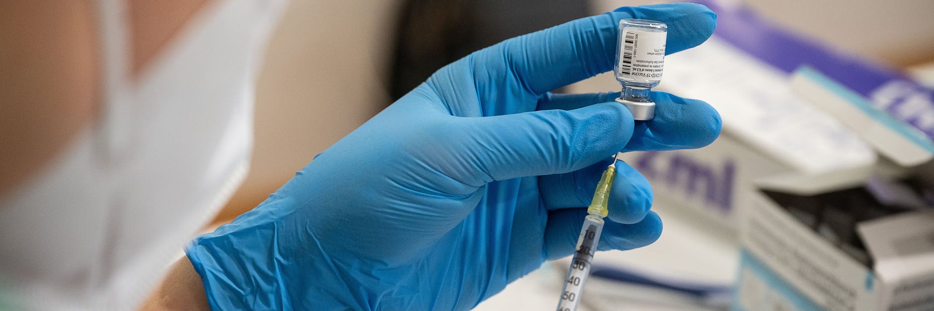 Immer weniger Menschen lassen sich derzeit gegen das Coronavirus impfen.