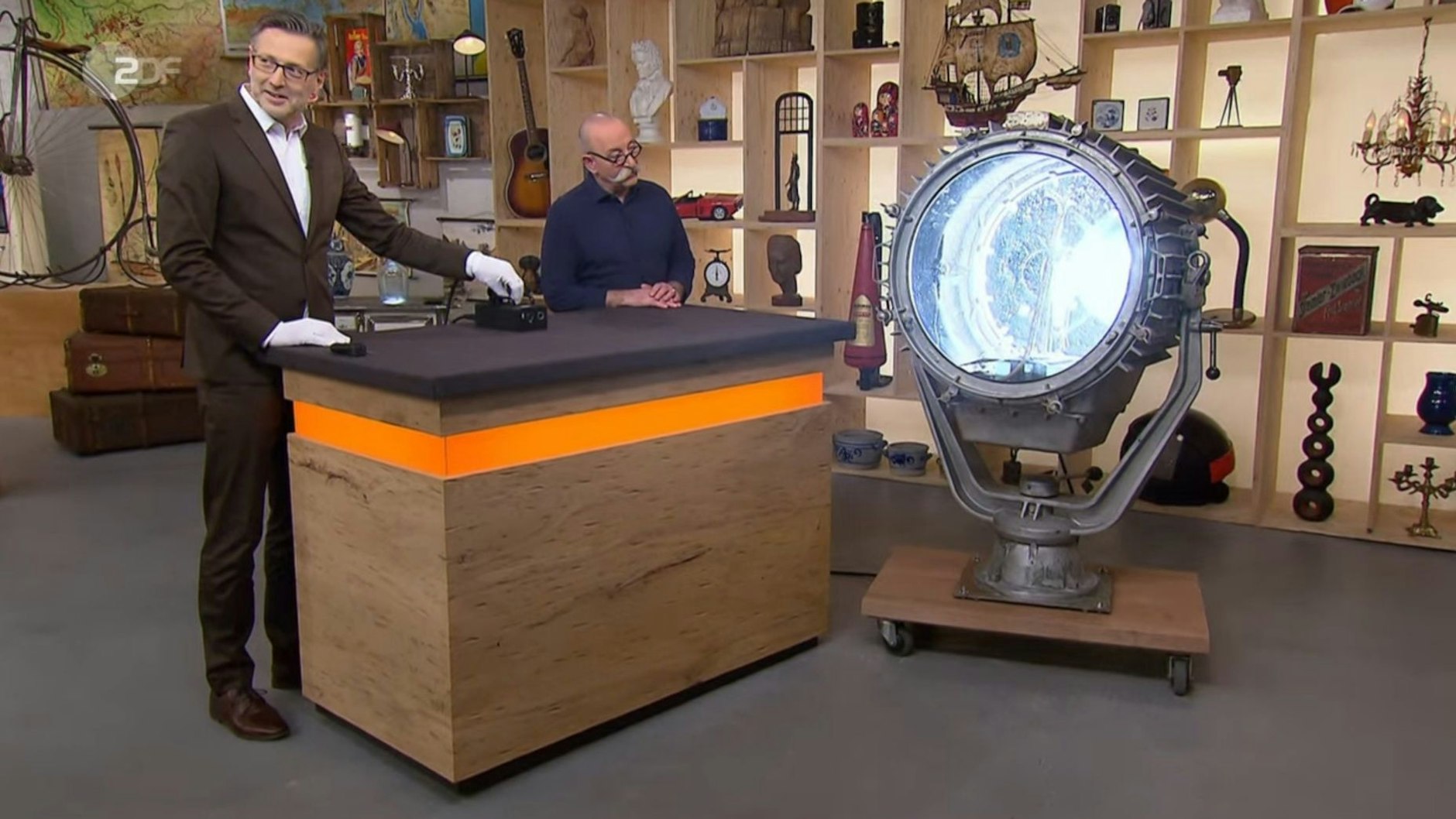 „Bares für Rares“-Experte Detlev Kümmel ist beeindruckt von der Leuchtkraft des Scheinwerfers aus der DDR.