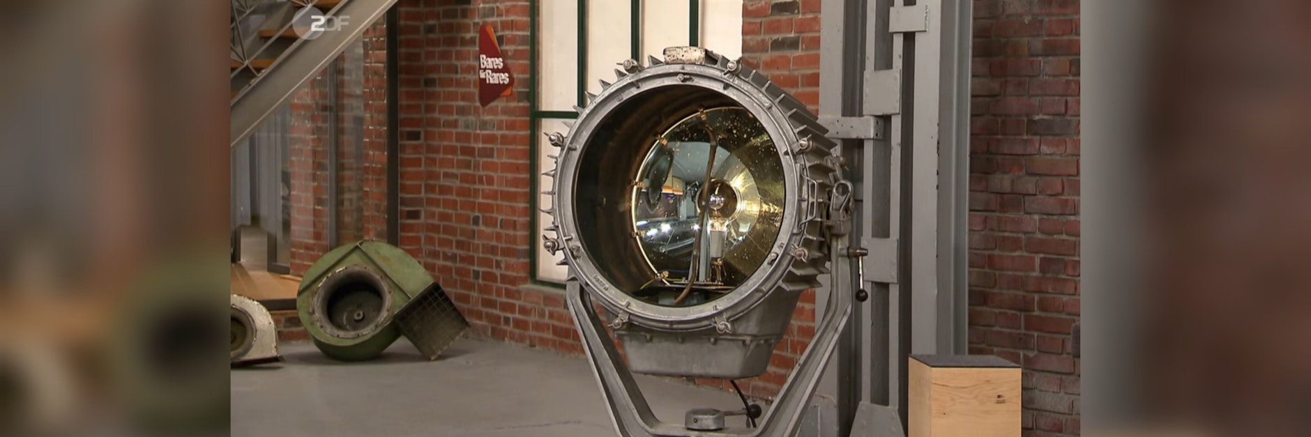 Bei&nbsp;„Bares für Rares“ steht dieser Suchscheinwerfer aus der DDR zum Verkauf.