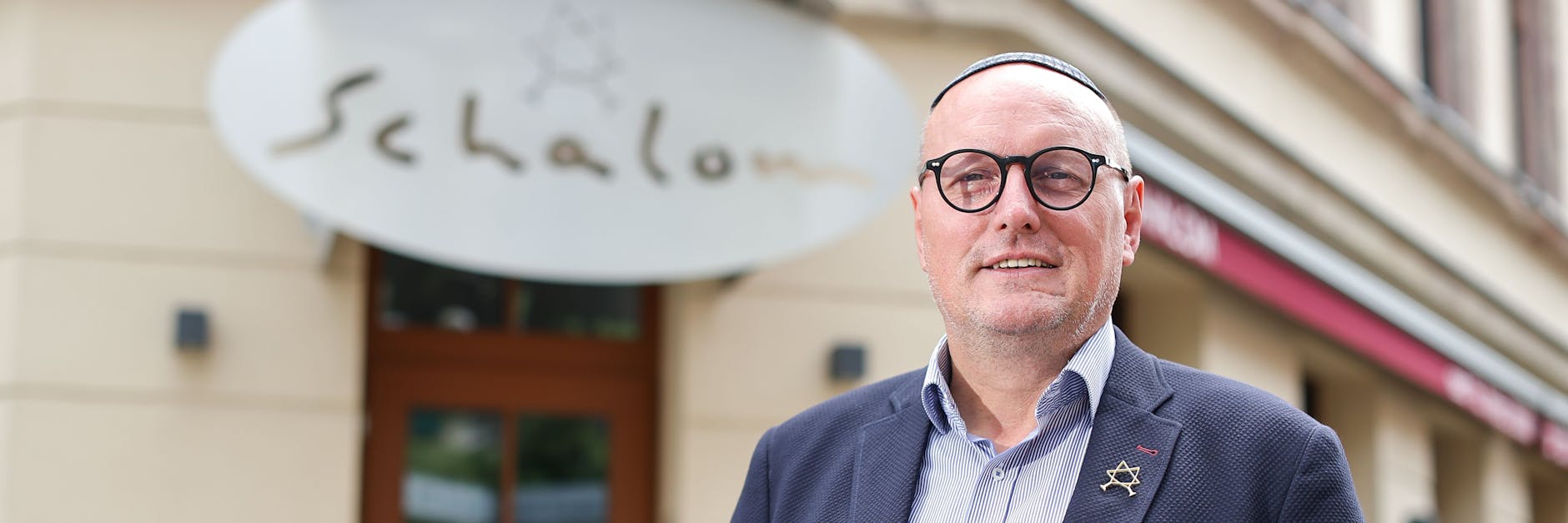 Uwe Dziuballa vor seinem jüdischen Restaurant Schalom in Chemnitz.