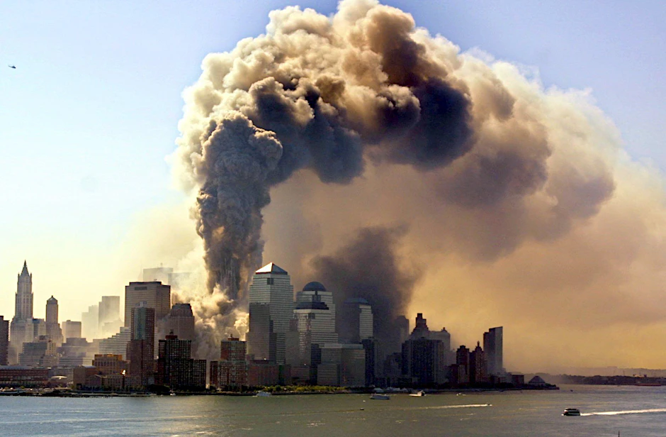 11. September 2001: Ein Turm des bei dem Terroranschlag von zwei Passagiermaschinen getroffenen World Trade Centers in New York stürzt ein und eine Wolke aus Staub, Rauch und Asche steigt in die Luft.&nbsp;
