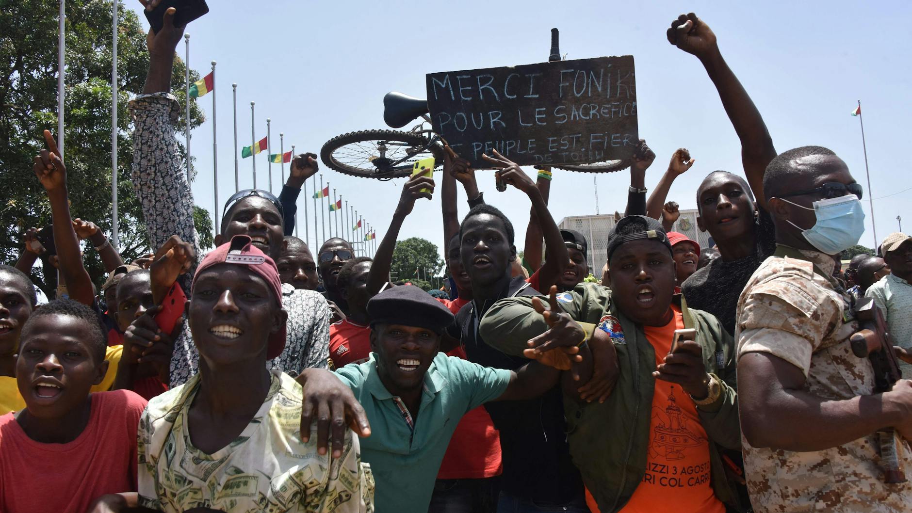 Anhängern der Opposition feiern den Sturz Condés in den Straßen von Conakry. 