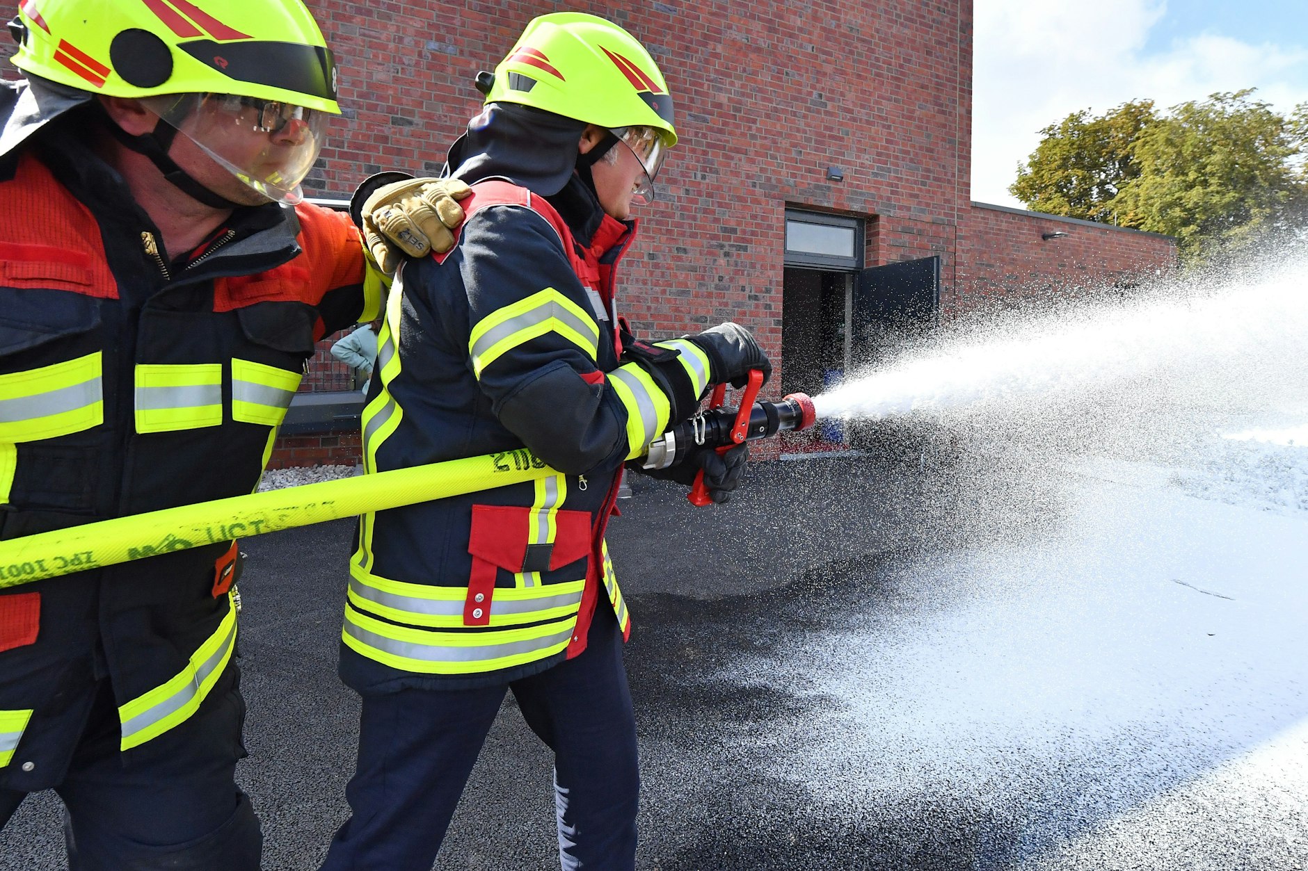 Feuerwehrleute stehen von allen Berufsgruppen bei den Bürgern im höchsten Ansehen. 