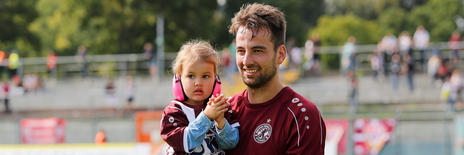 Papa ist der Beste! Zweimal die Nummer 9 in Weinrot-Weiß, zweimal Beck: links klein Melina, rechts Papa Christian. 