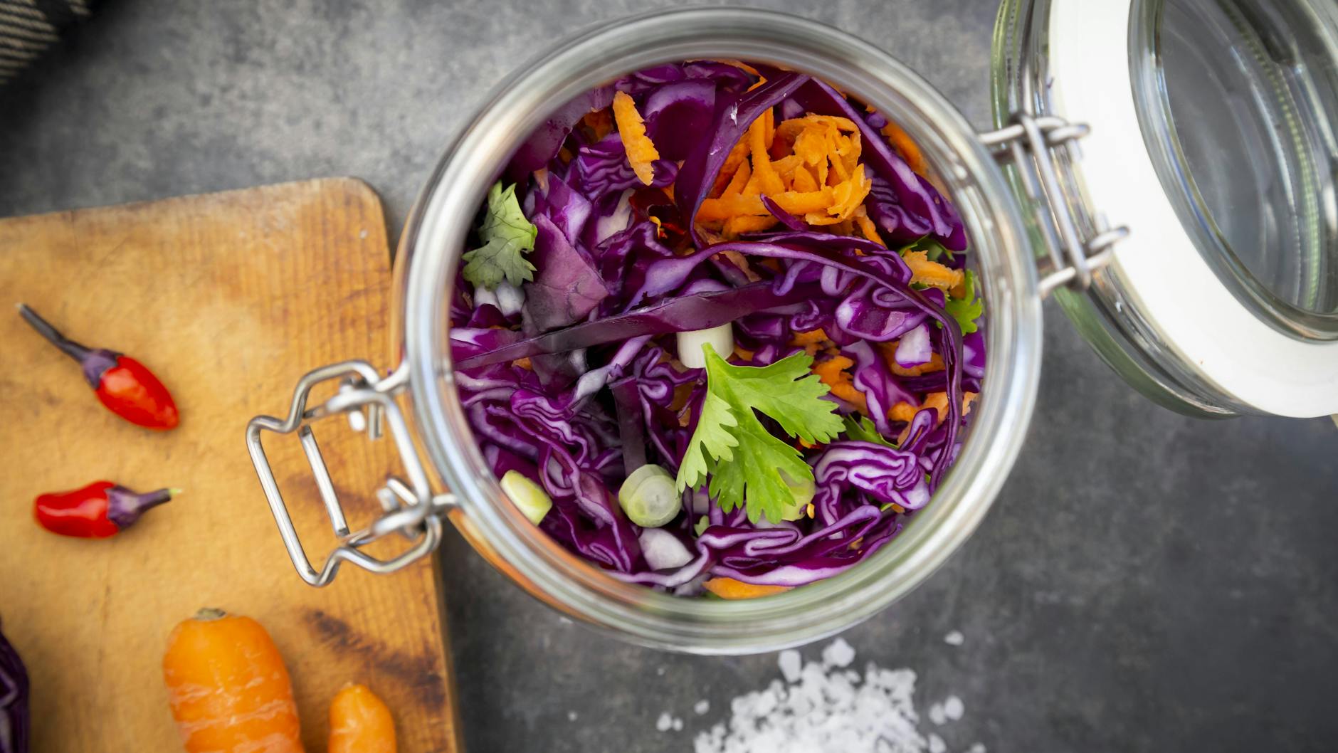 Es muss nicht Rohkost sein: Auch deftig zubereitet ist Rotkohl ein Gesund- und Schlankmacher.