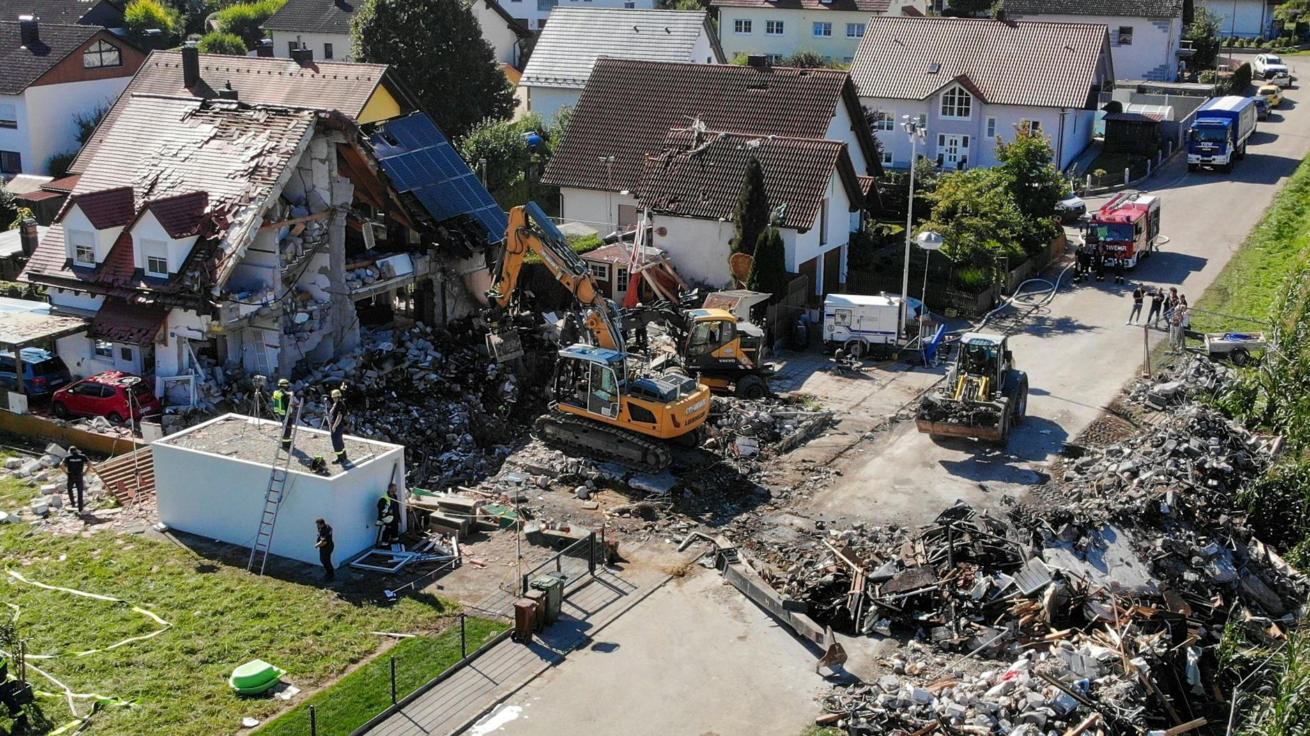 Stundenlang hatten Einsatzkräfte am Donnerstag und Freitag Schutt und Trümmer beiseite geräumt, um die Leiche der Frau und des Familienhundes bergen zu können. Auch die angrenzende Doppelhaushälfte wurde schwer beschädigt und musste mittlerweile abgerissen werden.