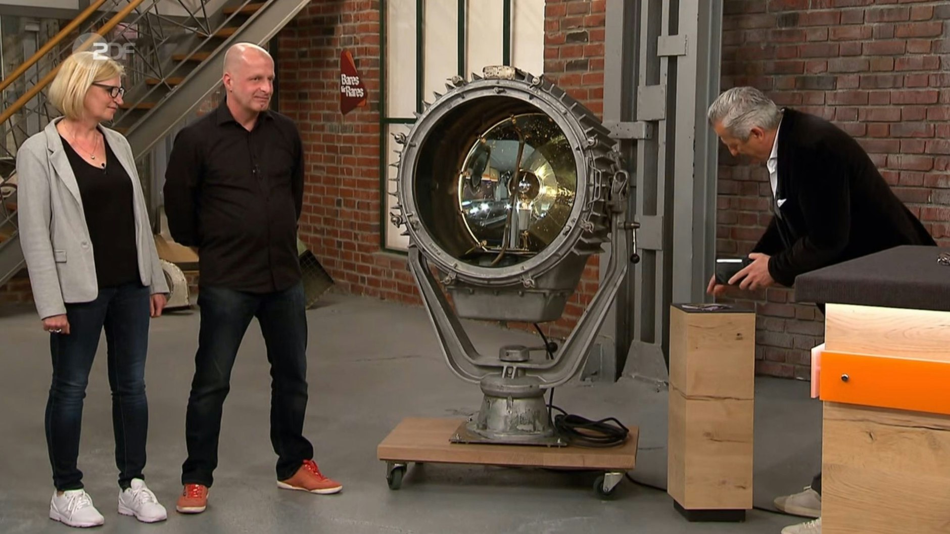 „Bares für Rares“-Händler Markus Wildhagen zahlt 4650 Euro für den DDR-Suchscheinwerfer.