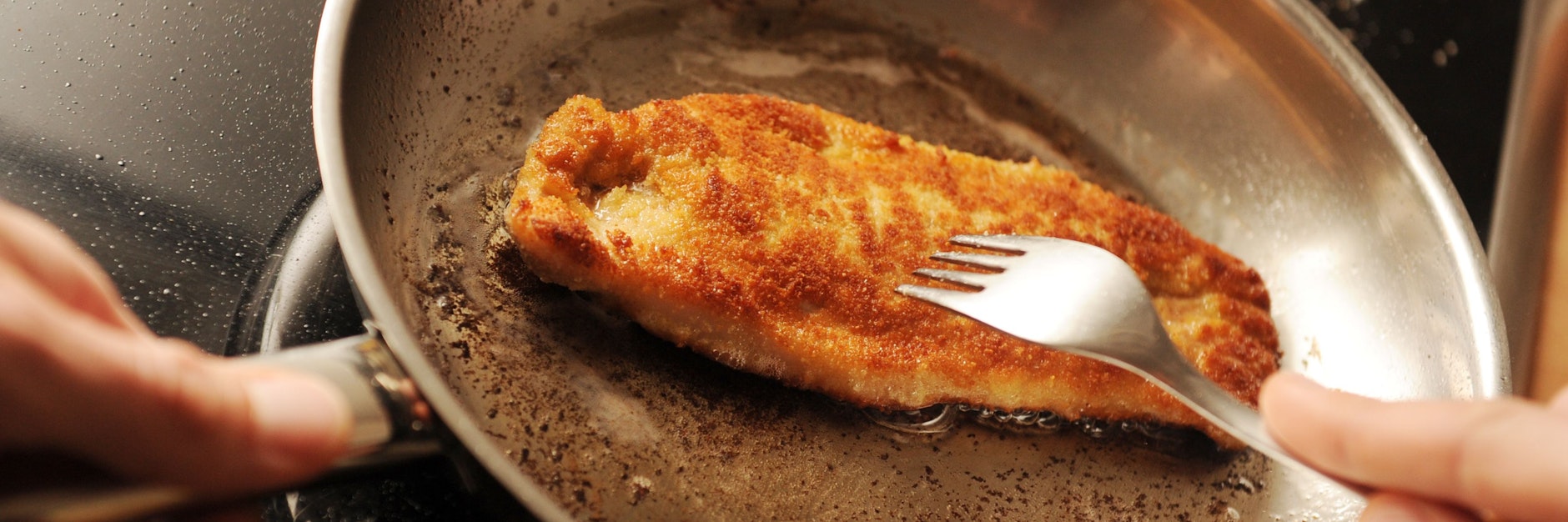 Mit Panade schmecken viele Speisen besser! Paniert wird üblicherweise mithilfe von Ei – doch es gibt Alternativen.&nbsp;