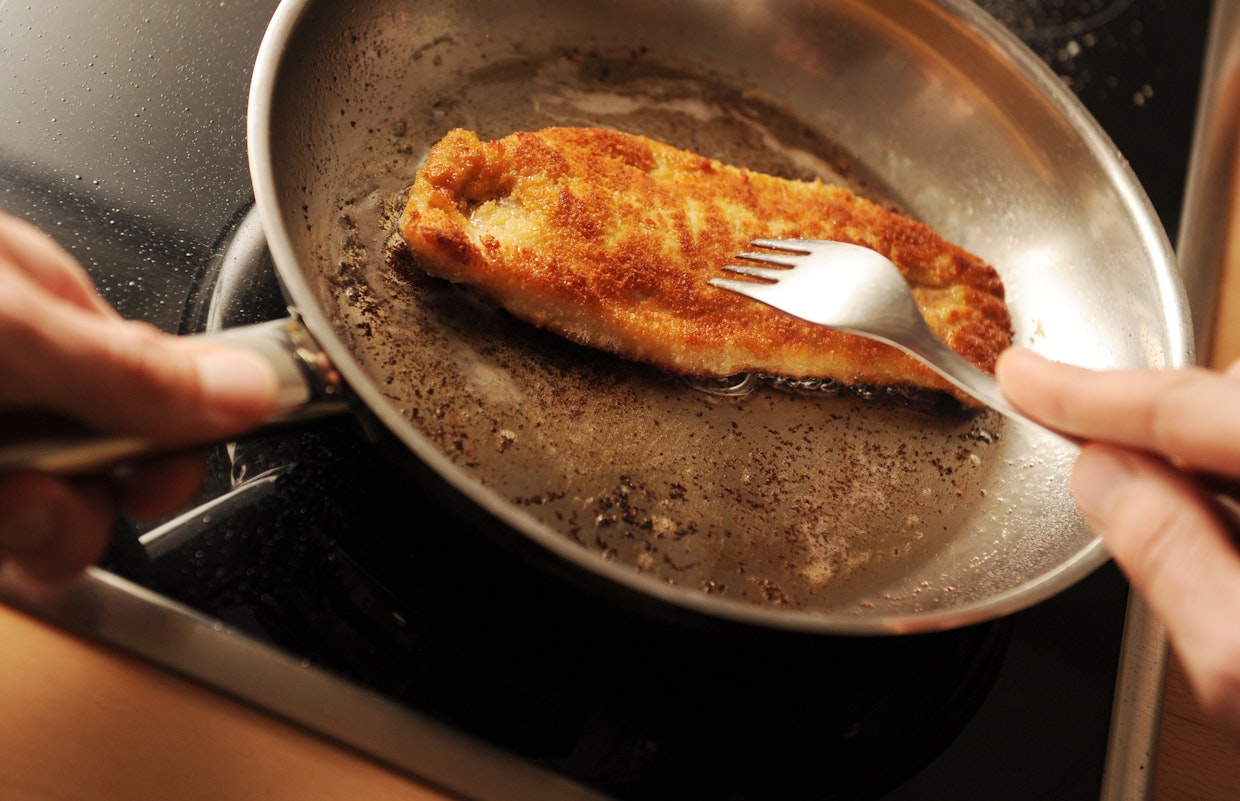 Panieren geht auch ohne Ei! Und mit diesem Trick haftet die Panade an Schnitzel oder Tofu besser