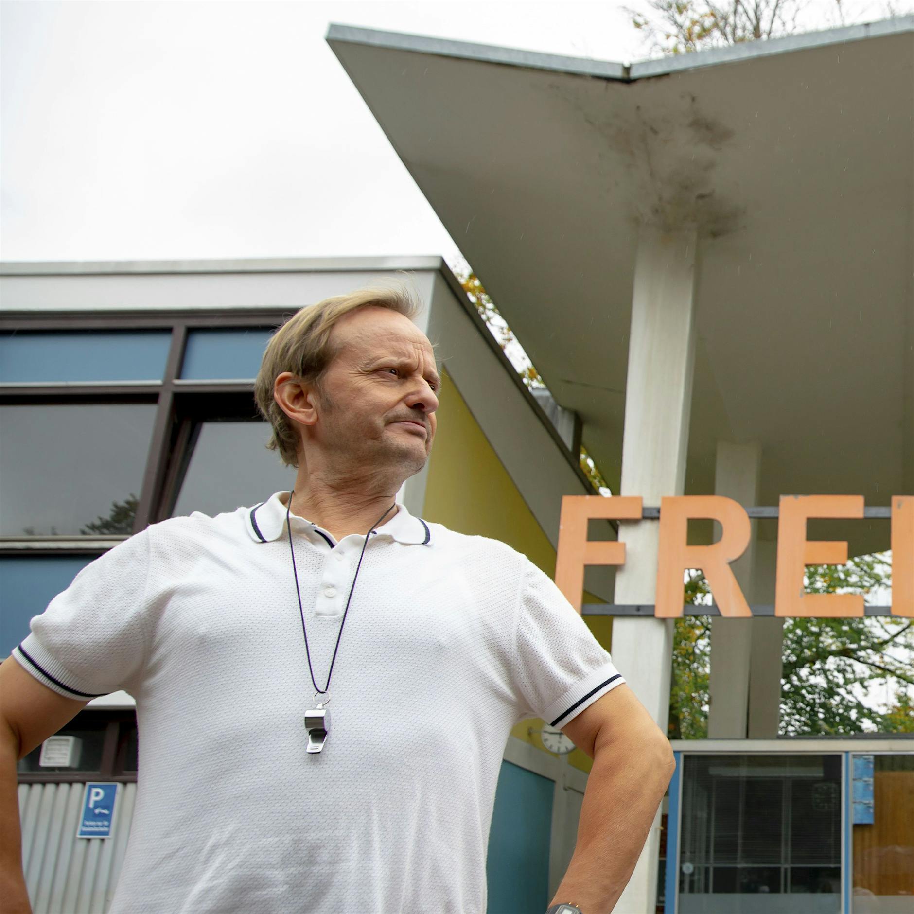 Wie schön das spritzt und sifft: Milan Peschel spielt den „Beckenrand Sheriff“