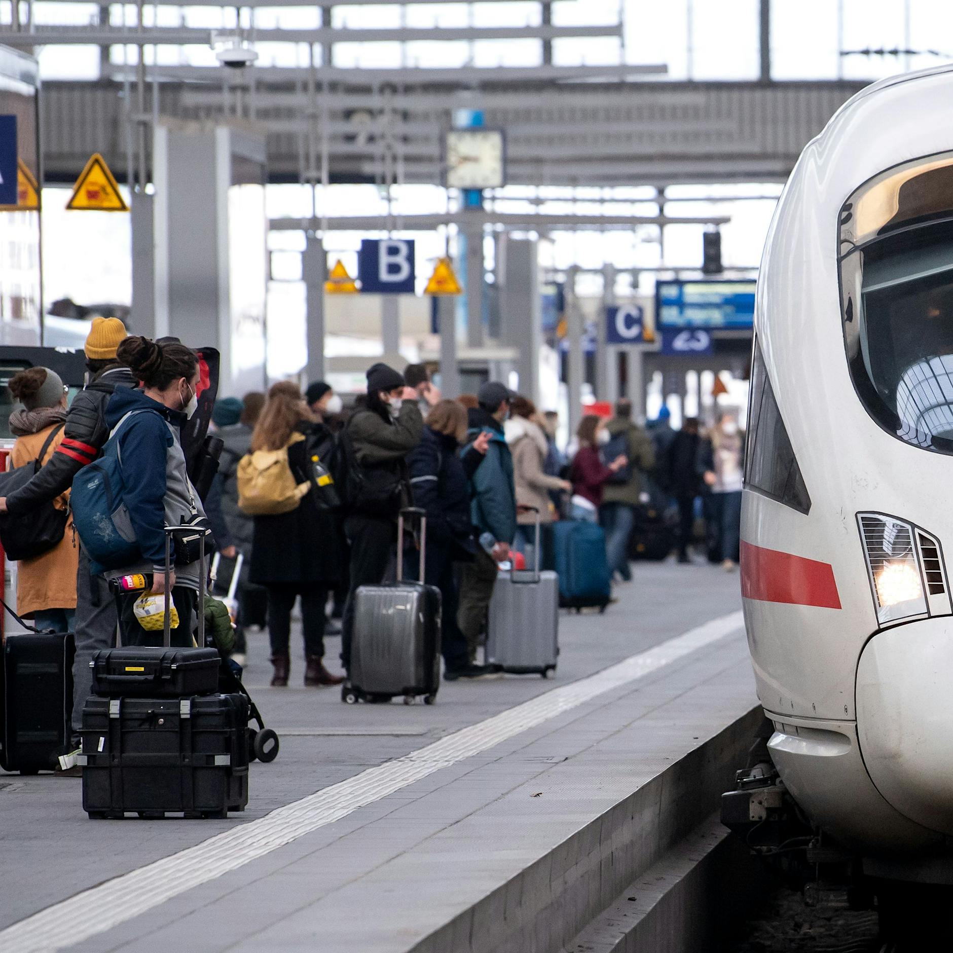 Gesundheitsministerium behauptet: Wenige Corona-Infektionen in Zügen – doch stimmt das?