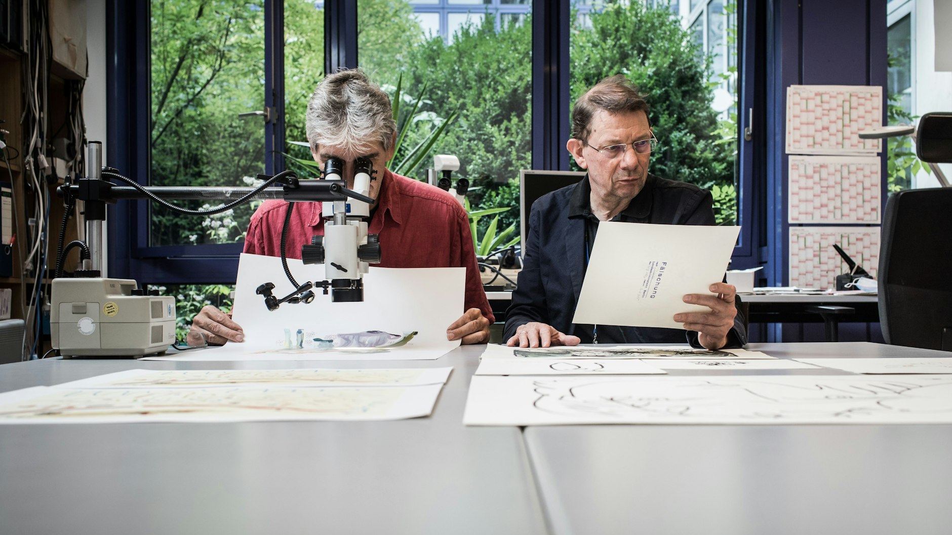 Erik Ewert und Gerhard Grube untersuchen im Kriminaltechnischen Institut des Berliner Landeskriminalamtes gefälschte Kunstdrucke, Urkunden und andere Dokumente.