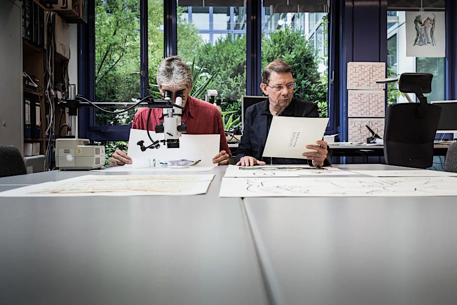 Erik Ewert und Gerhard Grube untersuchen im Kriminaltechnischen Institut des Berliner Landeskriminalamtes gefälschte Kunstdrucke, Urkunden und andere Dokumente.