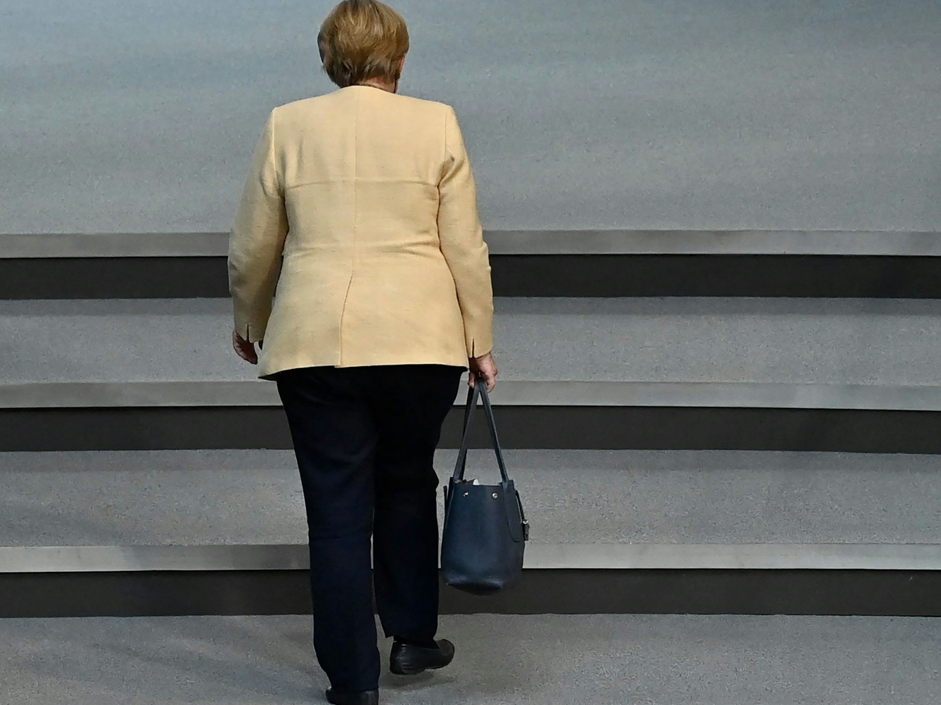 Das war’s erst mal: Bundeskanzlerin Angela Merkel verlässt den Bundestag.
