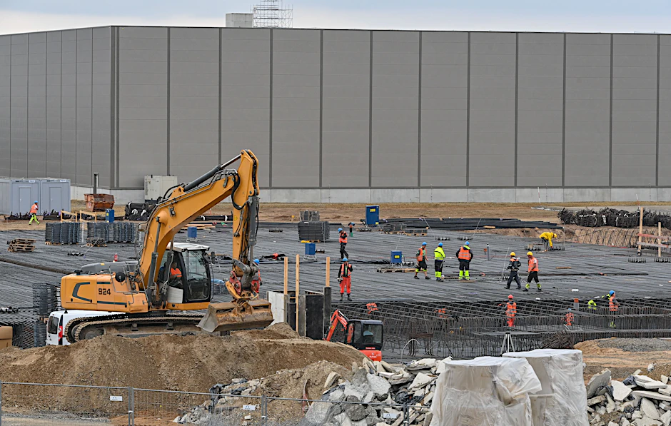 Das Baugelände der Tesla Gigafactory östlich von Berlin. Die geplante Verlegung eines Bahnhofs in direkte Nähe zur Fabrik von US-Elektroautobauer Tesla ist nach Ansicht der Linksfraktion im Brandenburger Landtag eine illegale Subvention.